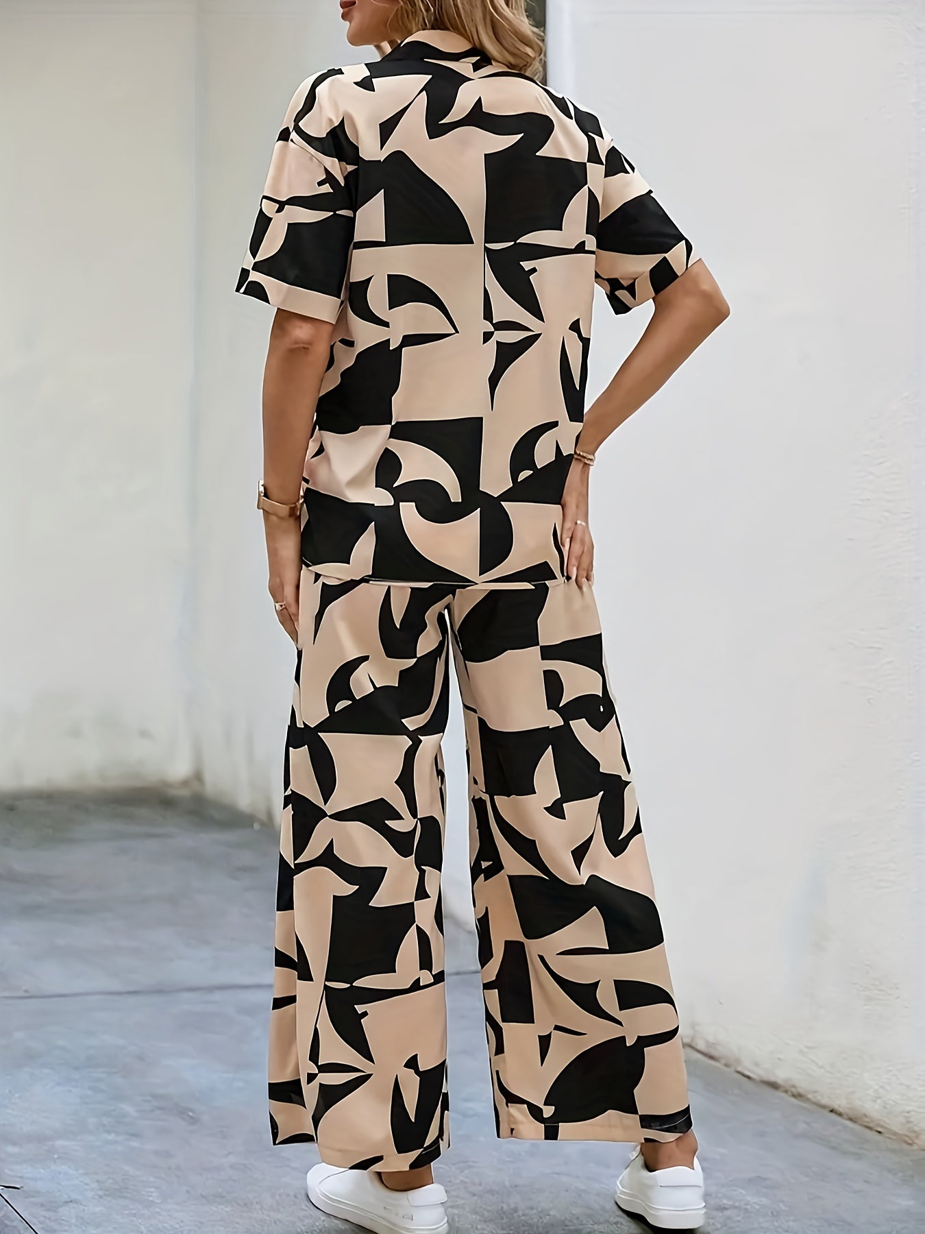 Geometric print button- short-sleeved shirt and wide-leg pants, a new set of elegant shirts for spring and summer