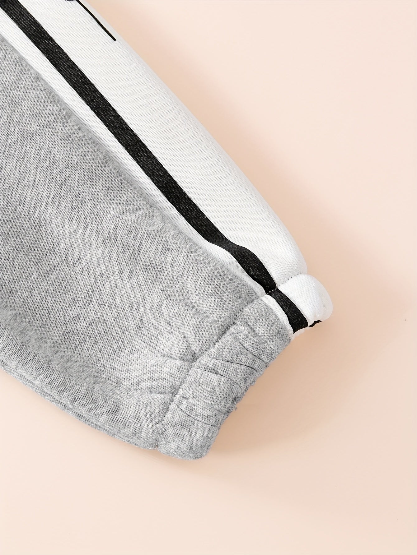 New Autumn And Winter Set: Classic And Stylish Button-Up Baseball Jacket with Letter Pattern Print on The Sleeves, Paired with Pants Featuring Black And White Stripes And Thickened Fleece for Warmth. This Comfortable And Vers