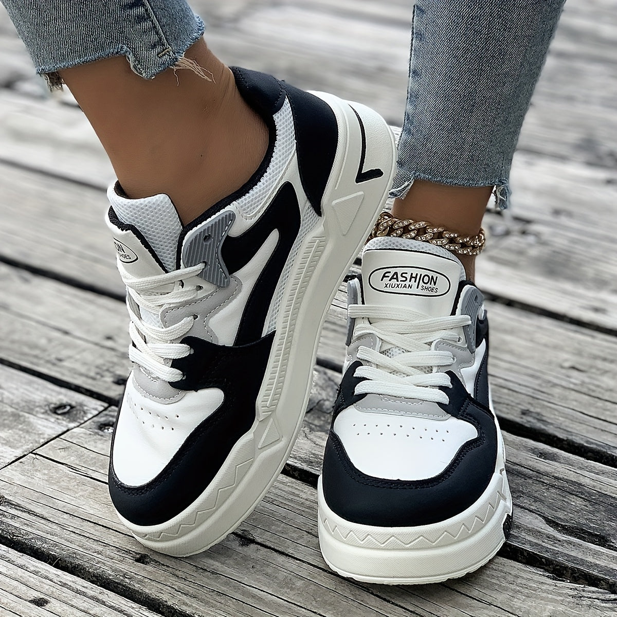One Pair of Women's Fashion Casual Sports Shoes, Comfortable Breathable Mesh Classic Black and White Color Round Toe Lace-up Style Flat "Classic Sneaker" Series Suitable for Daily Leisure and Spring Outings