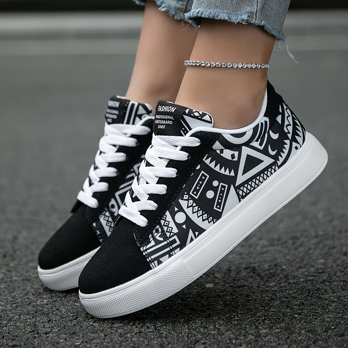 Trendy Graffiti Print Flat Sneakers, Lace Up Low Cut Lightweight Skate Shoes, Casual Versatile Outdoor Walking Shoes