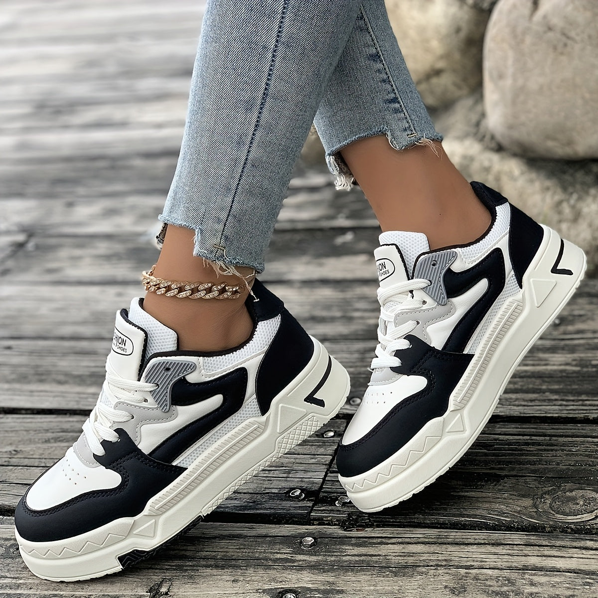 One Pair of Women's Fashion Casual Sports Shoes, Comfortable Breathable Mesh Classic Black and White Color Round Toe Lace-up Style Flat "Classic Sneaker" Series Suitable for Daily Leisure and Spring Outings