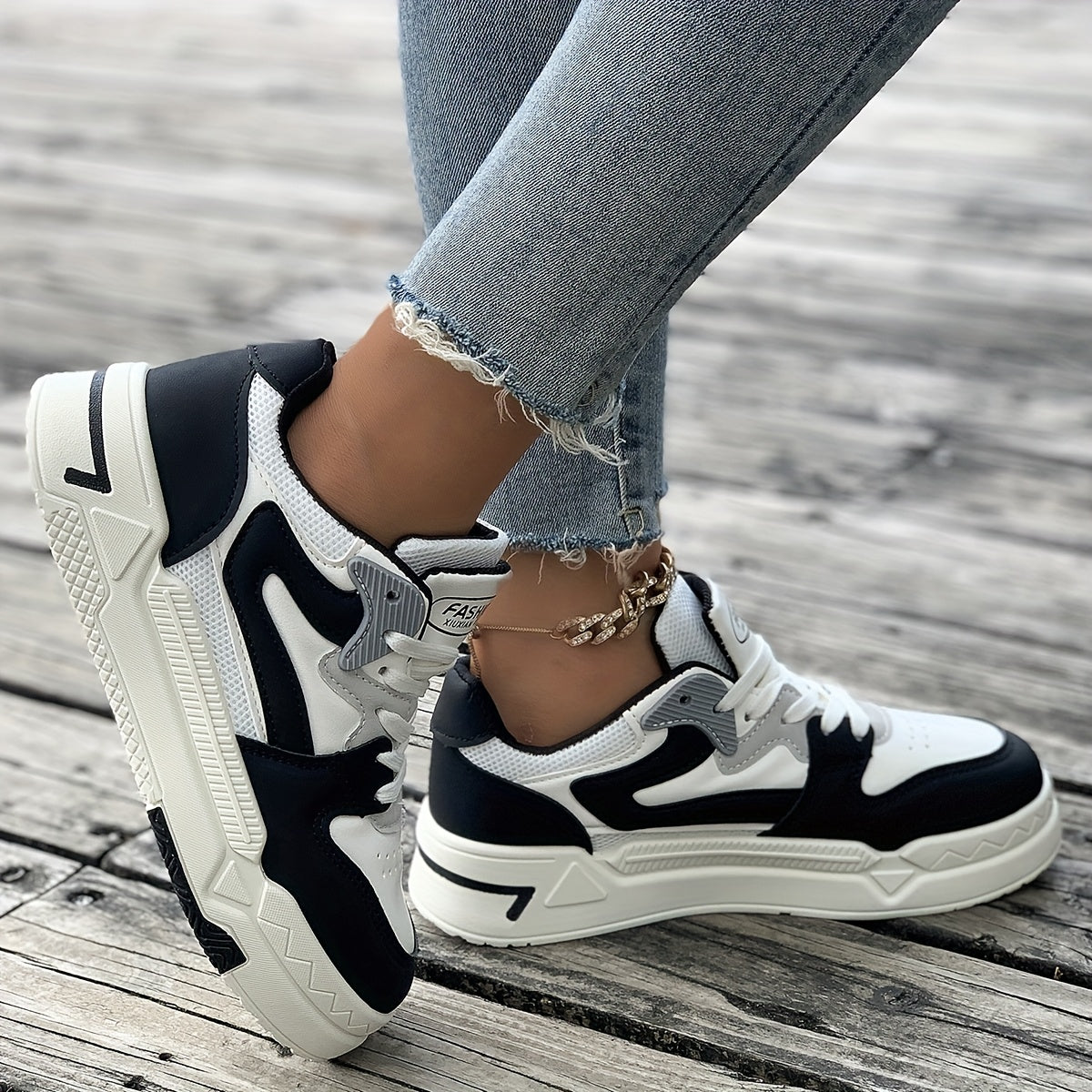 One Pair of Women's Fashion Casual Sports Shoes, Comfortable Breathable Mesh Classic Black and White Color Round Toe Lace-up Style Flat "Classic Sneaker" Series Suitable for Daily Leisure and Spring Outings