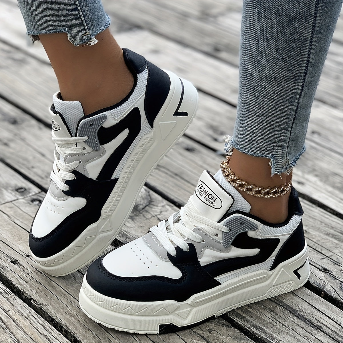 One Pair of Women's Fashion Casual Sports Shoes, Comfortable Breathable Mesh Classic Black and White Color Round Toe Lace-up Style Flat "Classic Sneaker" Series Suitable for Daily Leisure and Spring Outings