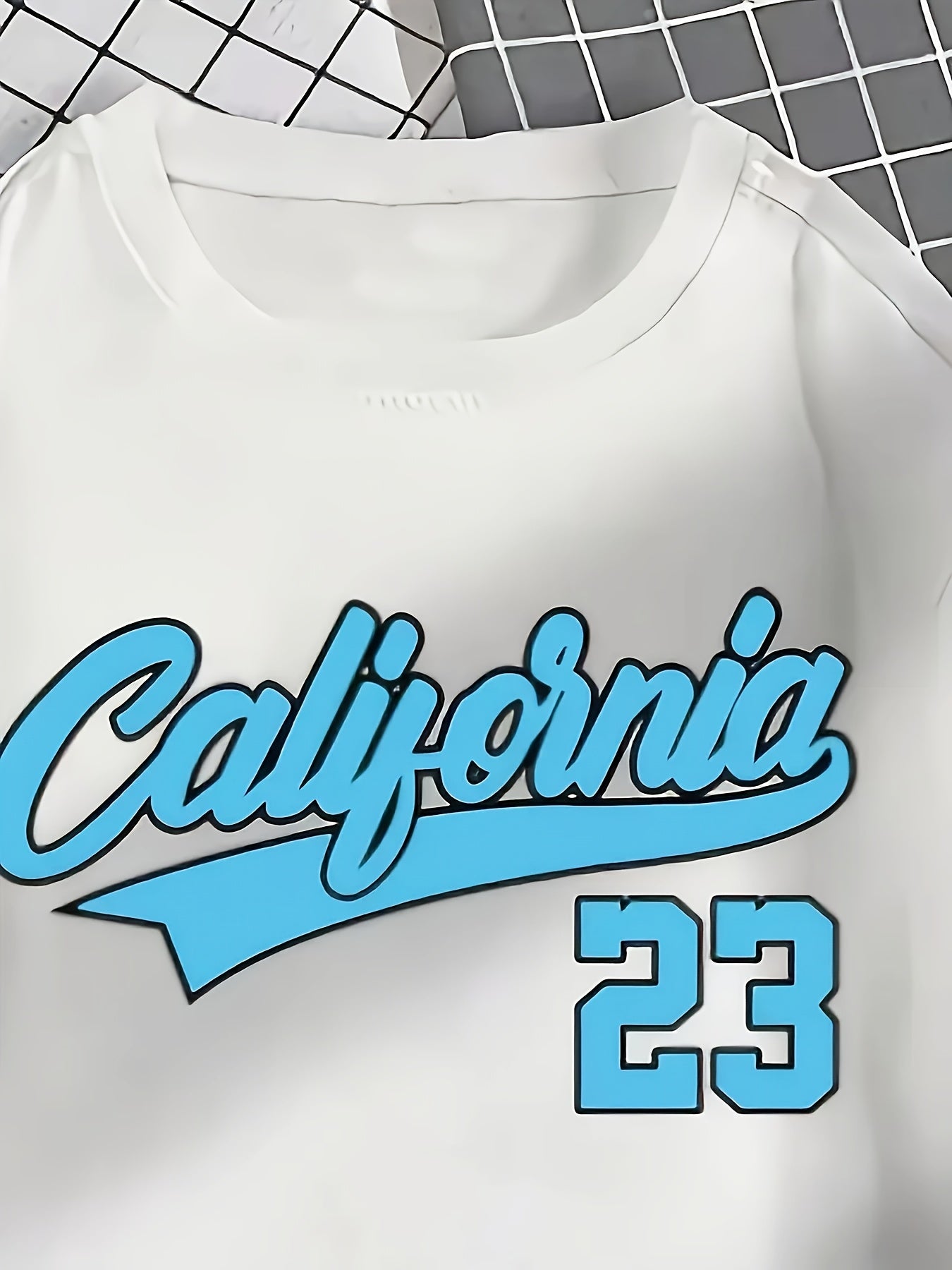 A Men's casual tracksuit - polyester crew neck T-shirt and shorts, regular cut, knitted fabric, summer casual, comfortable and stylish 3D digital print