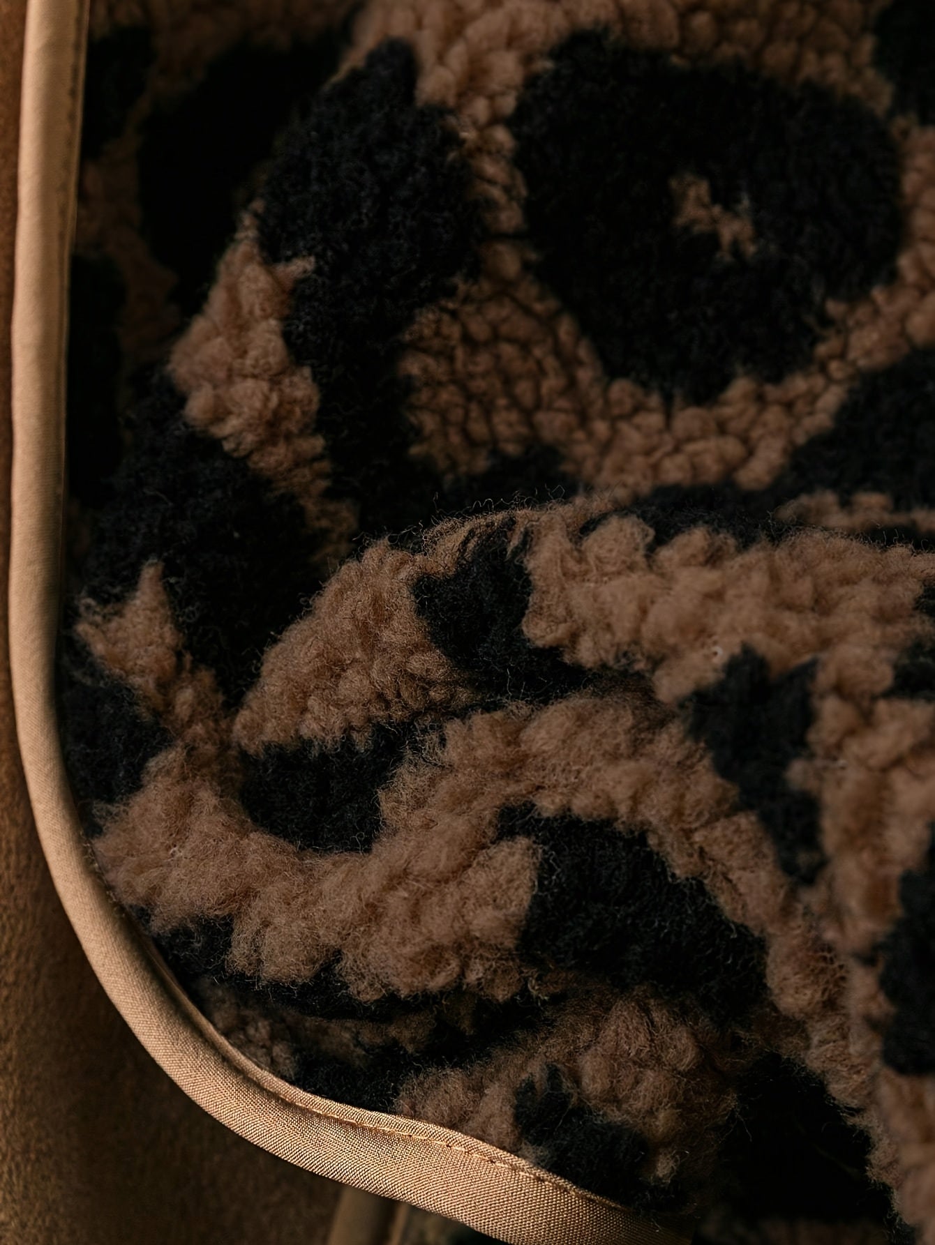 Women'S Elegant Leopard Print Long Sleeve Jacket - Cozy Winter Warmth, Non-Stretch Fabric, Regular Fit with Button Closure, Perfect for Fall & Winter Travel