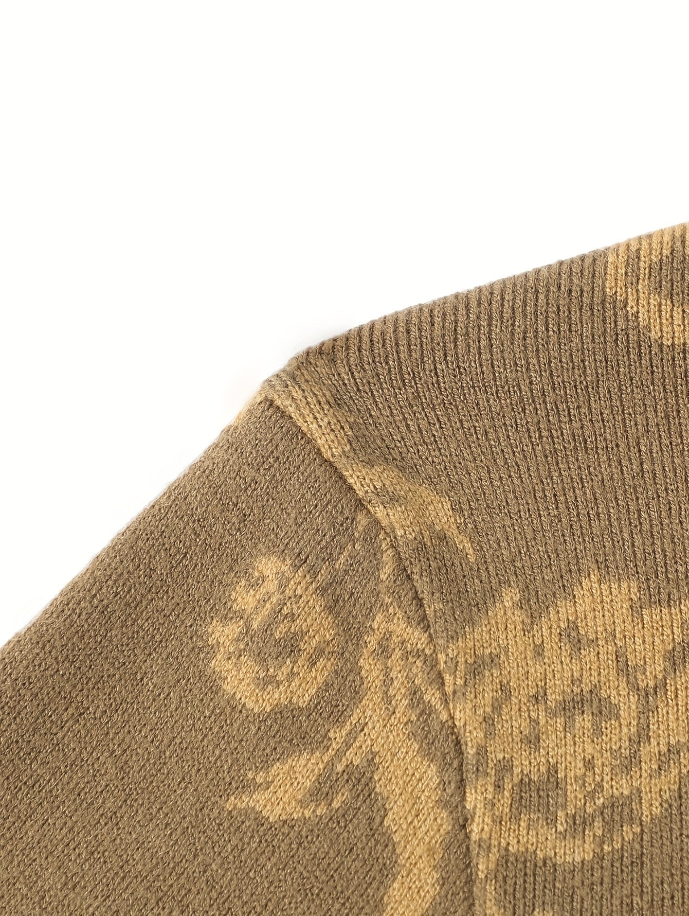 The New Autumn And Winter Collection Features a Men'S Long-Sleeve Knitted Pullover with a Floral Pattern, Designed with Ribbed Details. This Casual And Stylish Sweater Is Perfect for Everyday Wear During The Fall And Winter S