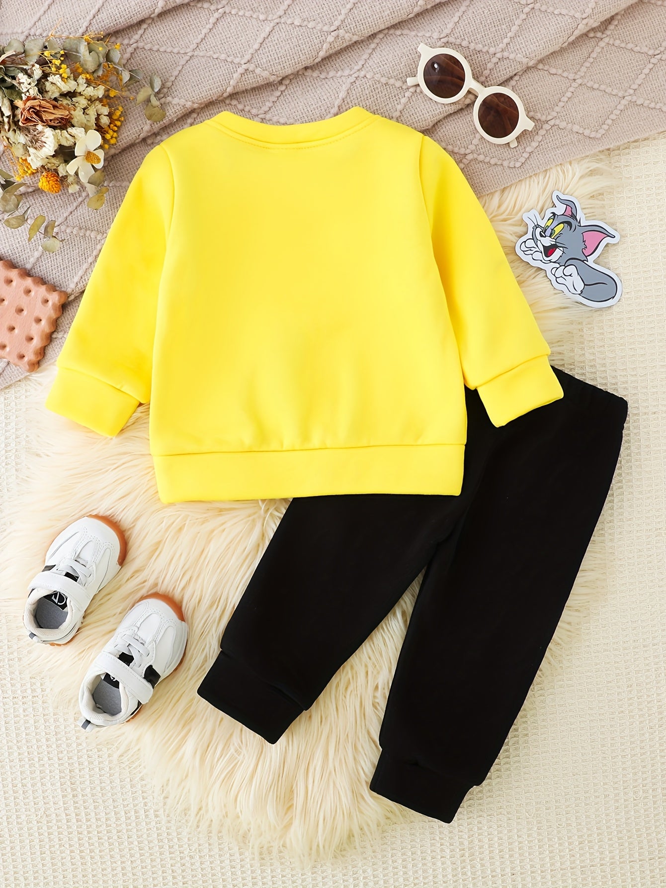 Warner Series Boys' Autumn/Winter New "Tom and Jerry" Series Set: Classic Nostalgic Yellow Top with Tom and Jerry Letter Print and Black Warm Fleece-Lined Pants, 2-Piece Casual Comfortable Everyday Outfit