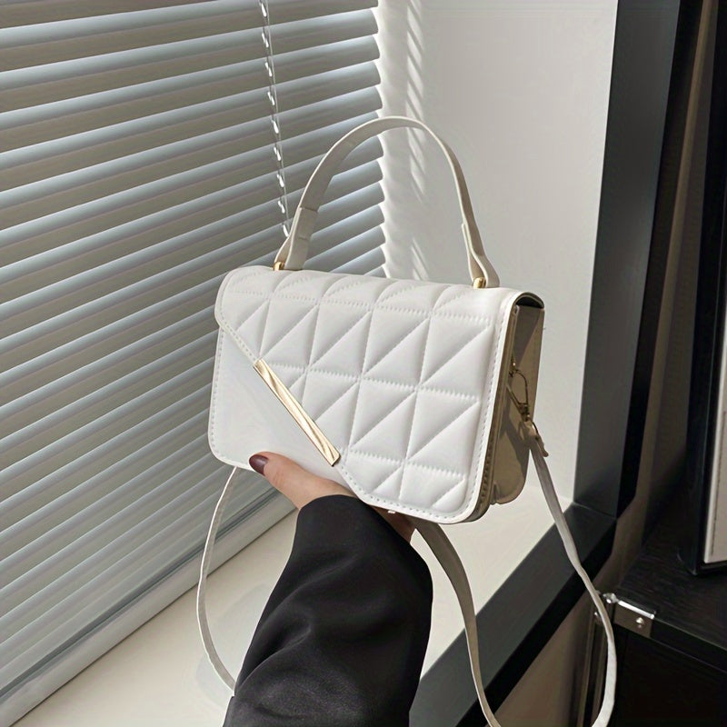 Stylish Small Square Handbag for Women with a Diamond Pattern, Perfect for Shoulder Or Crossbody Wear.