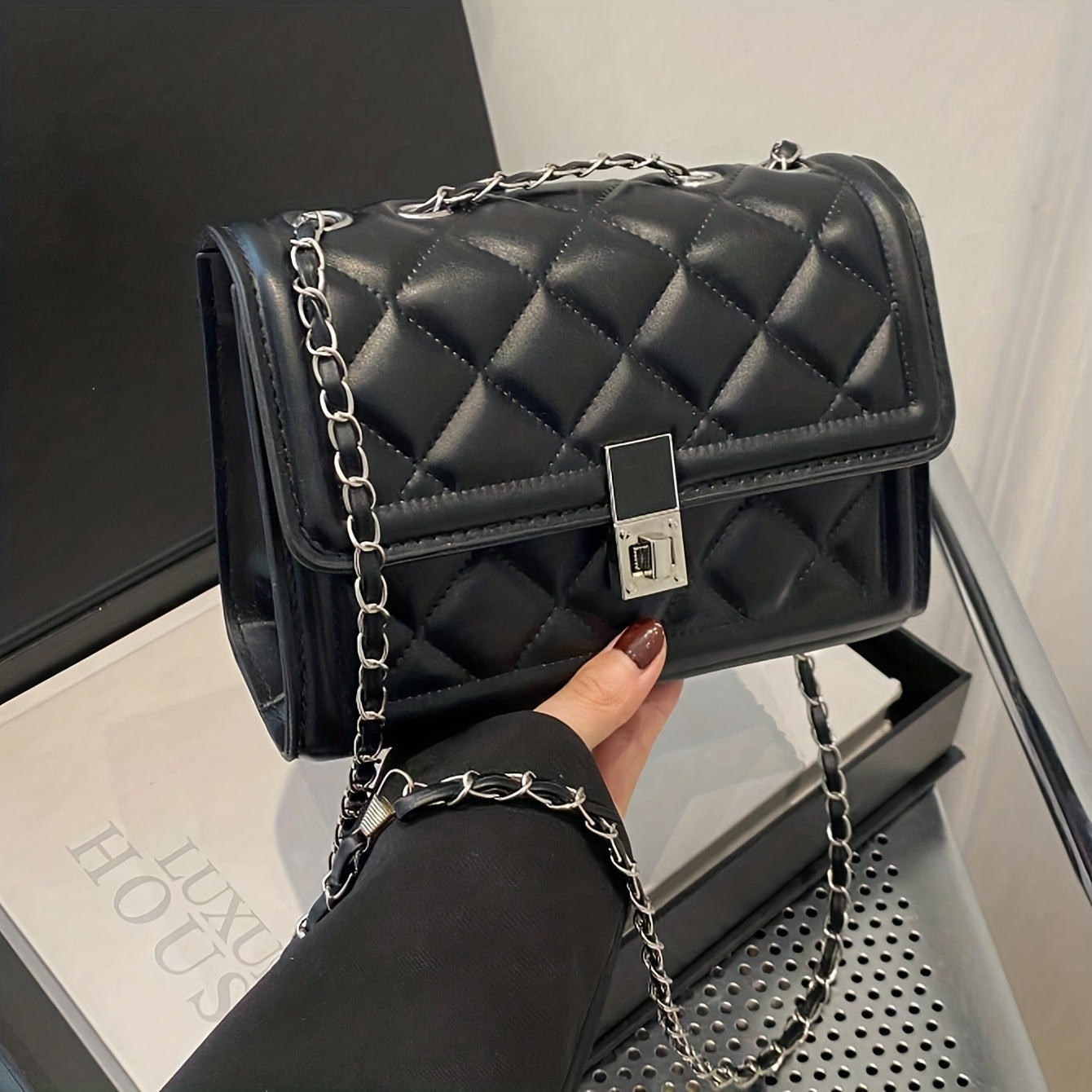 Women' Elegant Black Handbag with Rotating Lock Closure & Chain Strap - Convertible Crossbody/Shoulder Bag Suitable for, Travel, Daily Use - Durable Structured Wallet-Purse with Chain Strap Accessory ()