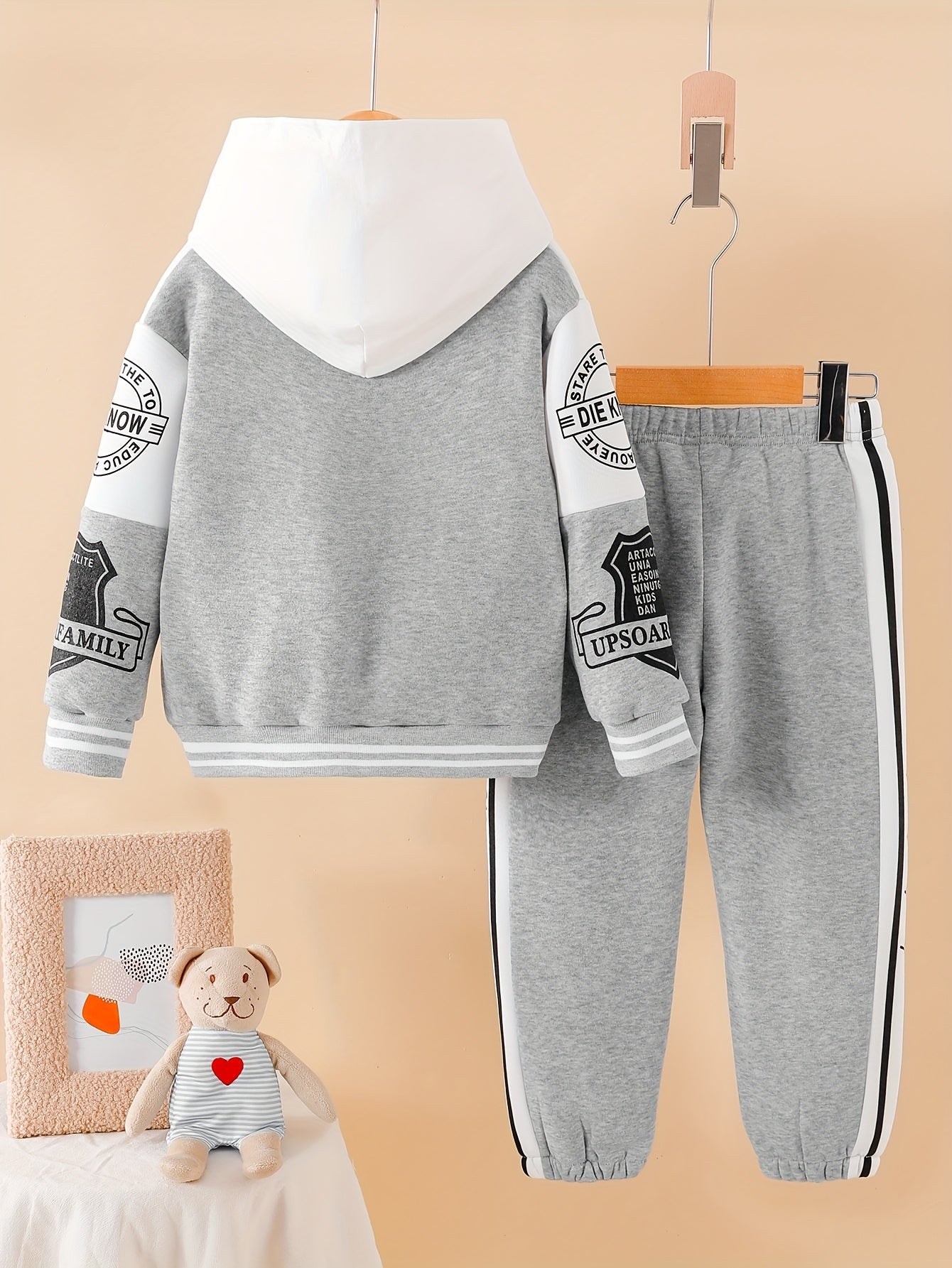 New Autumn And Winter Set: Classic And Stylish Button-Up Baseball Jacket with Letter Pattern Print on The Sleeves, Paired with Pants Featuring Black And White Stripes And Thickened Fleece for Warmth. This Comfortable And Vers