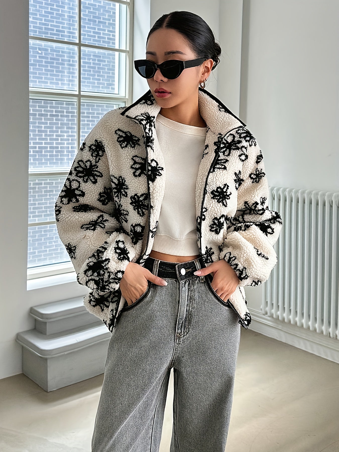 Women'S Cozy Fleece-Lined Floral Print Jacket - Casual Long Sleeve Zip-Up with Black & White Flower Design, Soft Warm Outerwear for Fall/Winter, Cozy Fall Wear | Floral Print Jacket | Zippered Jacket