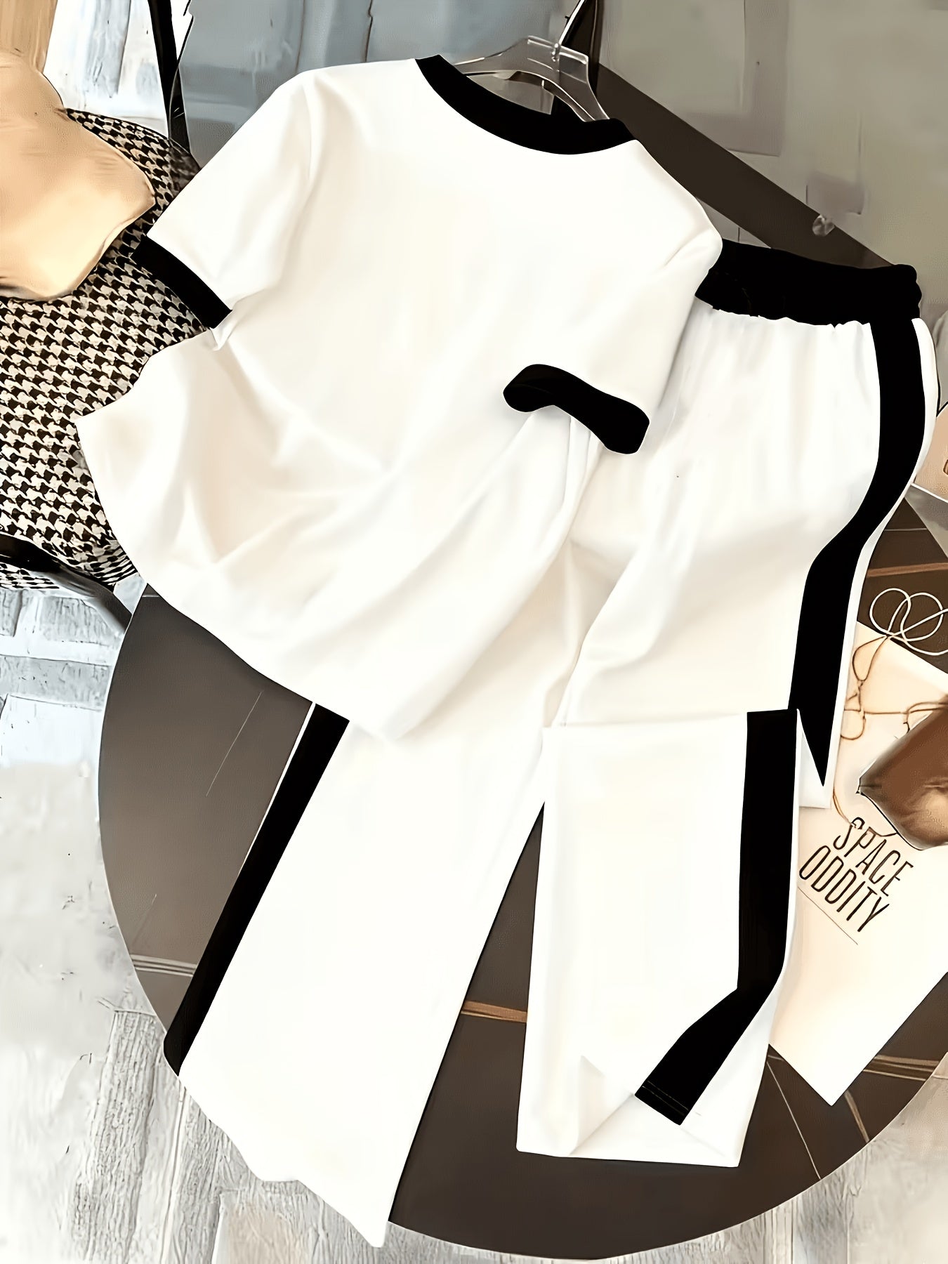 Women's Casual Two-Piece Set with Bow Print and Contrast Design