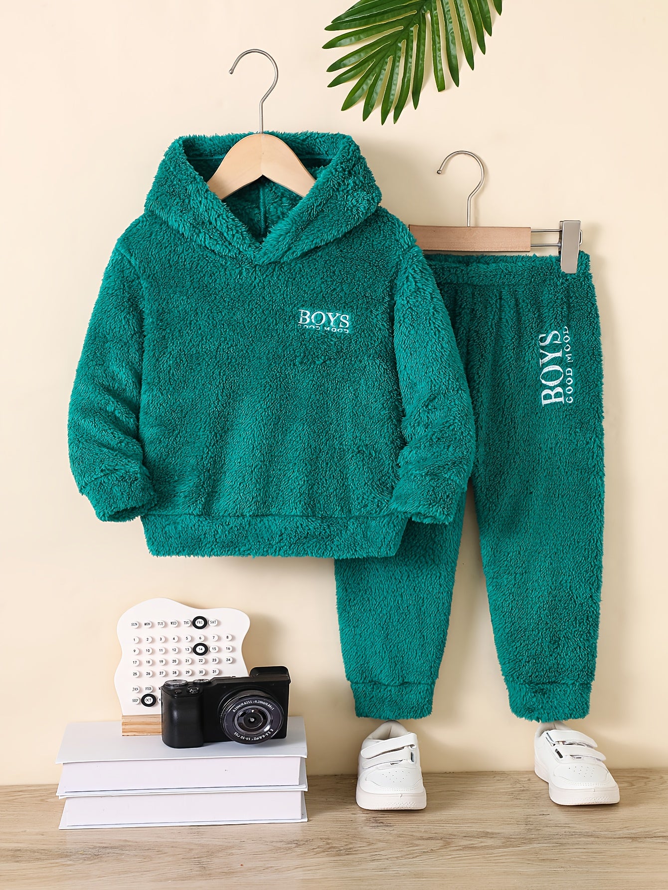 Boys' Autumn/Winter Simple Plush Warm Letter Print Hooded Sweatshirt Top + Thermal Jogger Pants Set for Outdoor Play, Long-Sleeve Cold Weather Two-Piece, Perfect for Outdoor