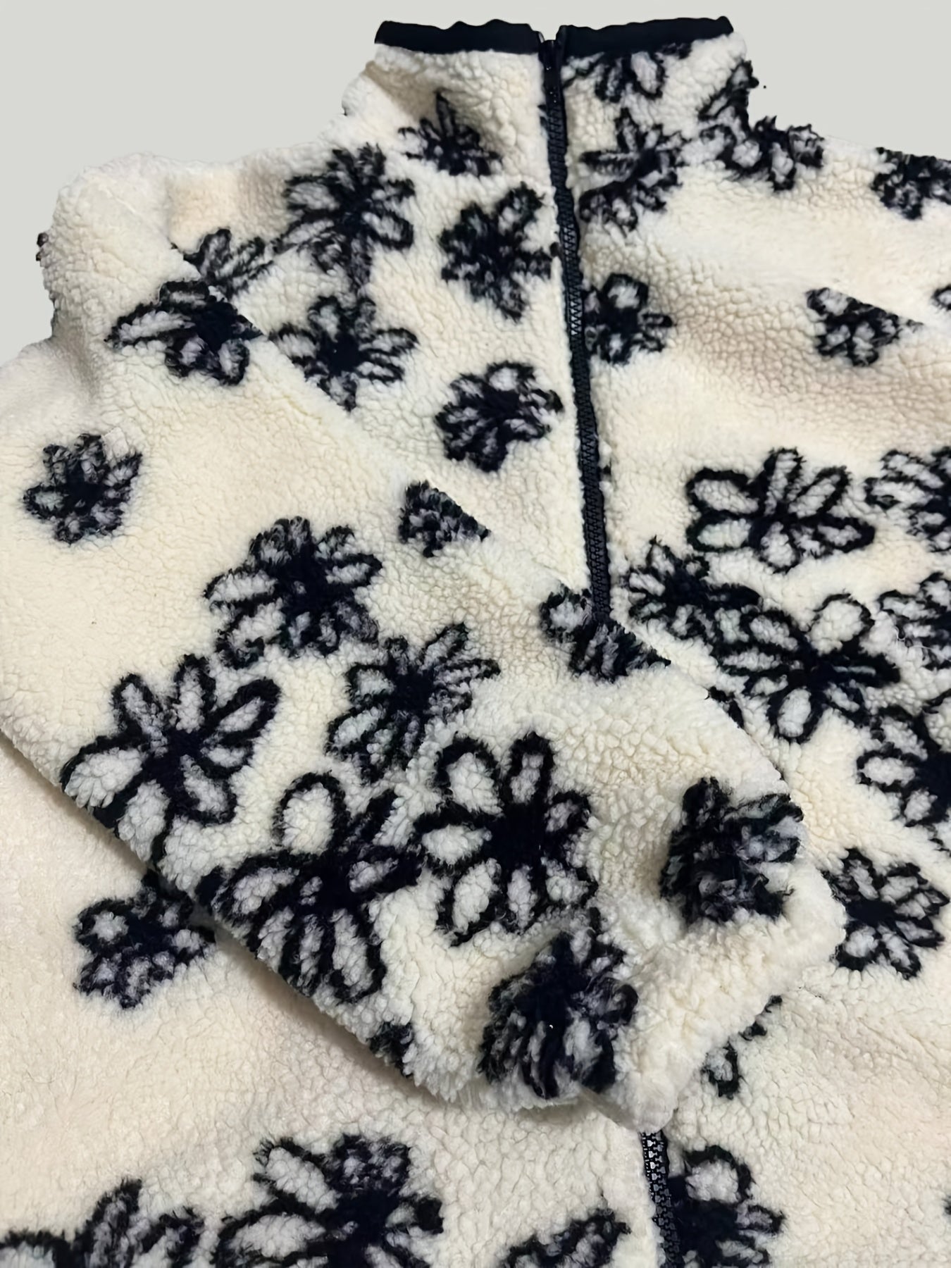 Women'S Cozy Fleece-Lined Floral Print Jacket - Casual Long Sleeve Zip-Up with Black & White Flower Design, Soft Warm Outerwear for Fall/Winter, Cozy Fall Wear | Floral Print Jacket | Zippered Jacket