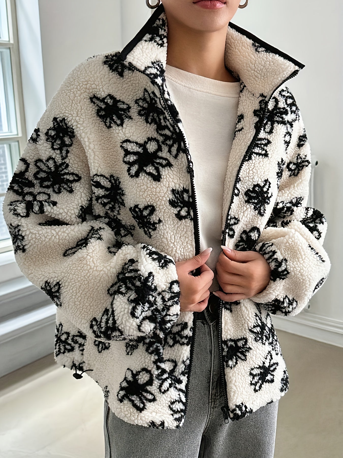 Women'S Cozy Fleece-Lined Floral Print Jacket - Casual Long Sleeve Zip-Up with Black & White Flower Design, Soft Warm Outerwear for Fall/Winter, Cozy Fall Wear | Floral Print Jacket | Zippered Jacket