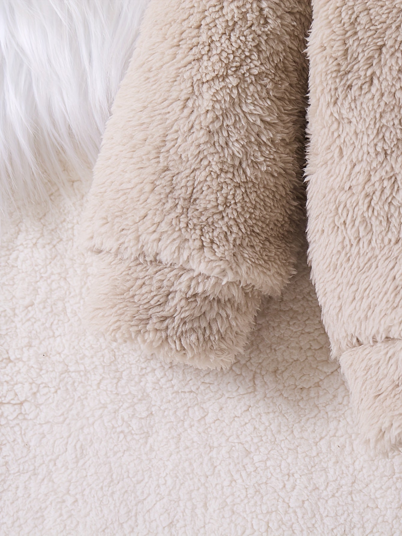 Boys' Autumn and Winter Fashionable Casual Simple Cute Warm Solid Color Plush Bear Embroidered Hoodie Long Pants Two-Piece Set, Perfect for Outdoor