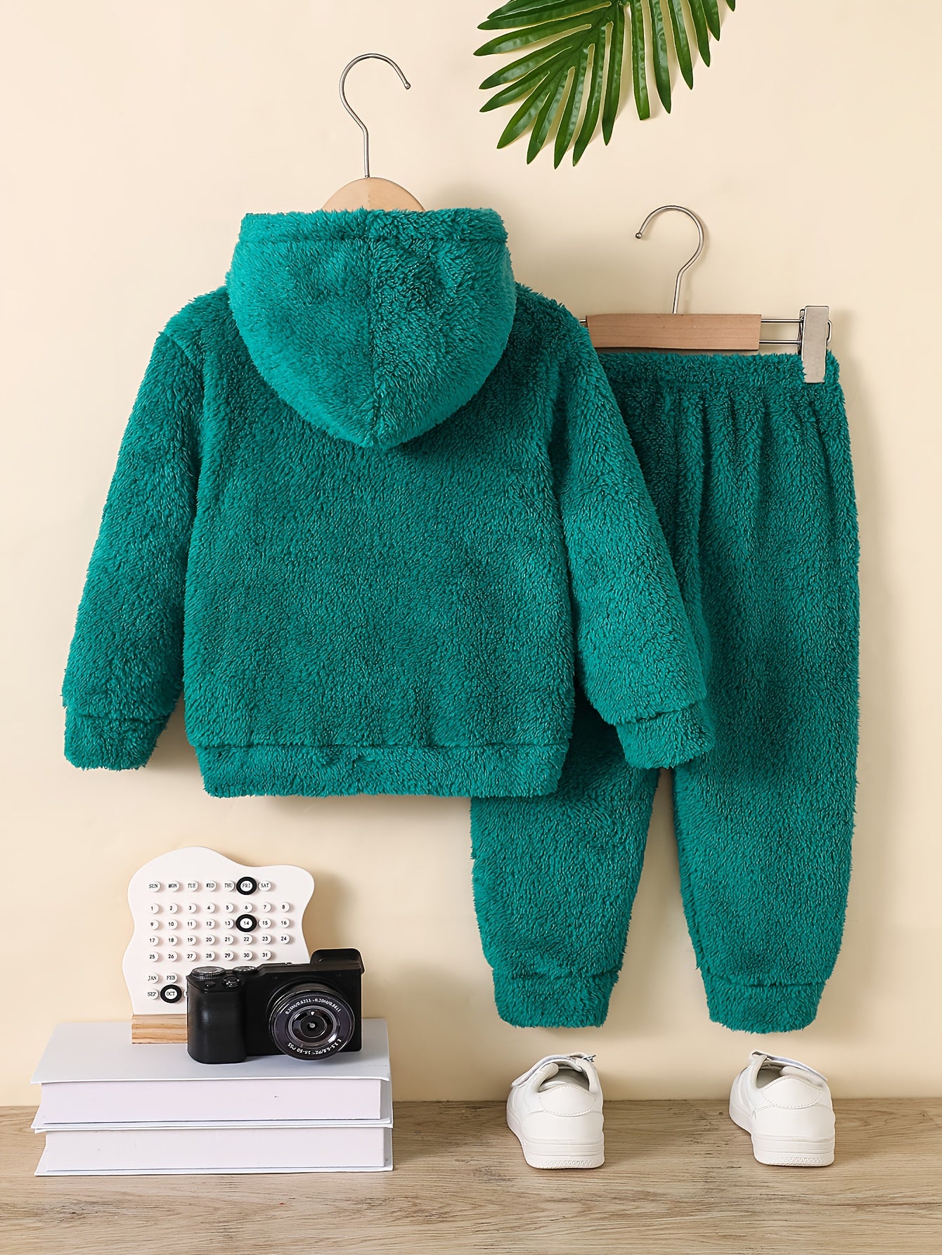 Boys' Autumn/Winter Simple Plush Warm Letter Print Hooded Sweatshirt Top + Thermal Jogger Pants Set for Outdoor Play, Long-Sleeve Cold Weather Two-Piece, Perfect for Outdoor