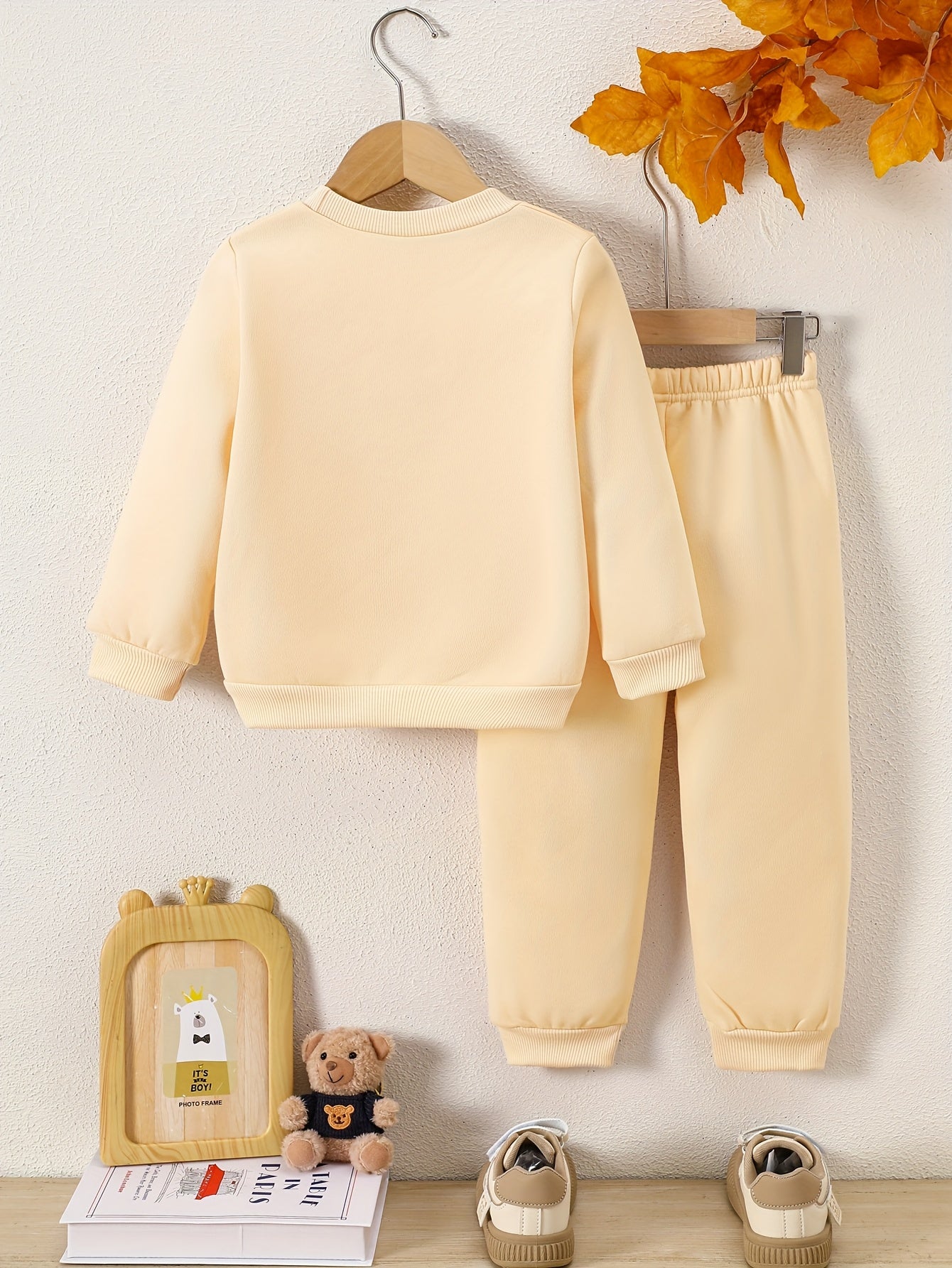 2pcs, Boys' Round Neck Sweatshirt Set, Suitable for Boys Aged 1-8, Fashionable Cartoon Bear Patch, Slightly Stretchy Fabric, Warm Fleece-Lined for Autumn and Winter, Ideal for Casual Sports Wear, Minimalist Style Perfect as a