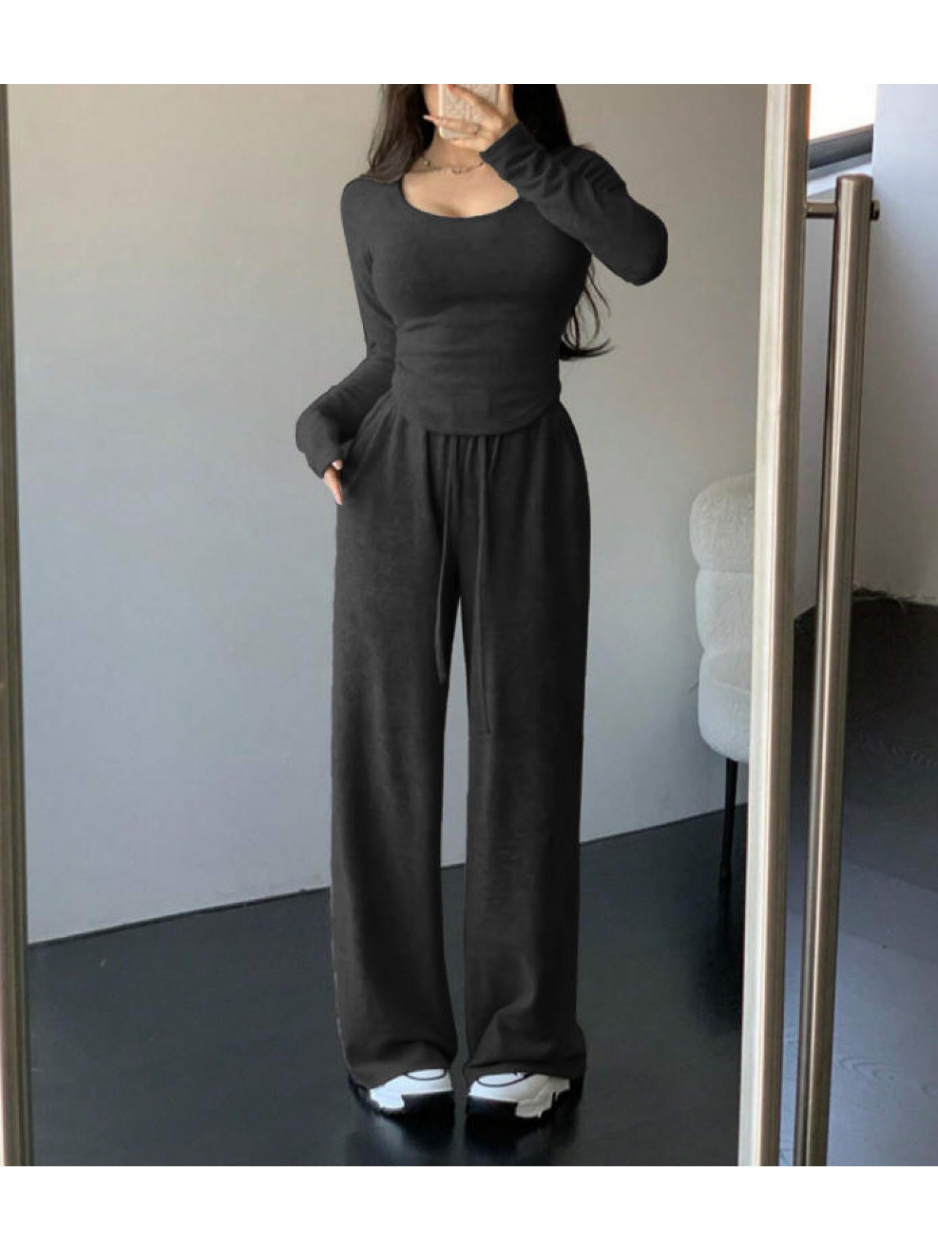 A Stylish Gray Long-Sleeve Top Paired with Loose Drawstring Wide-Leg Pants, a Two-Piece Set
