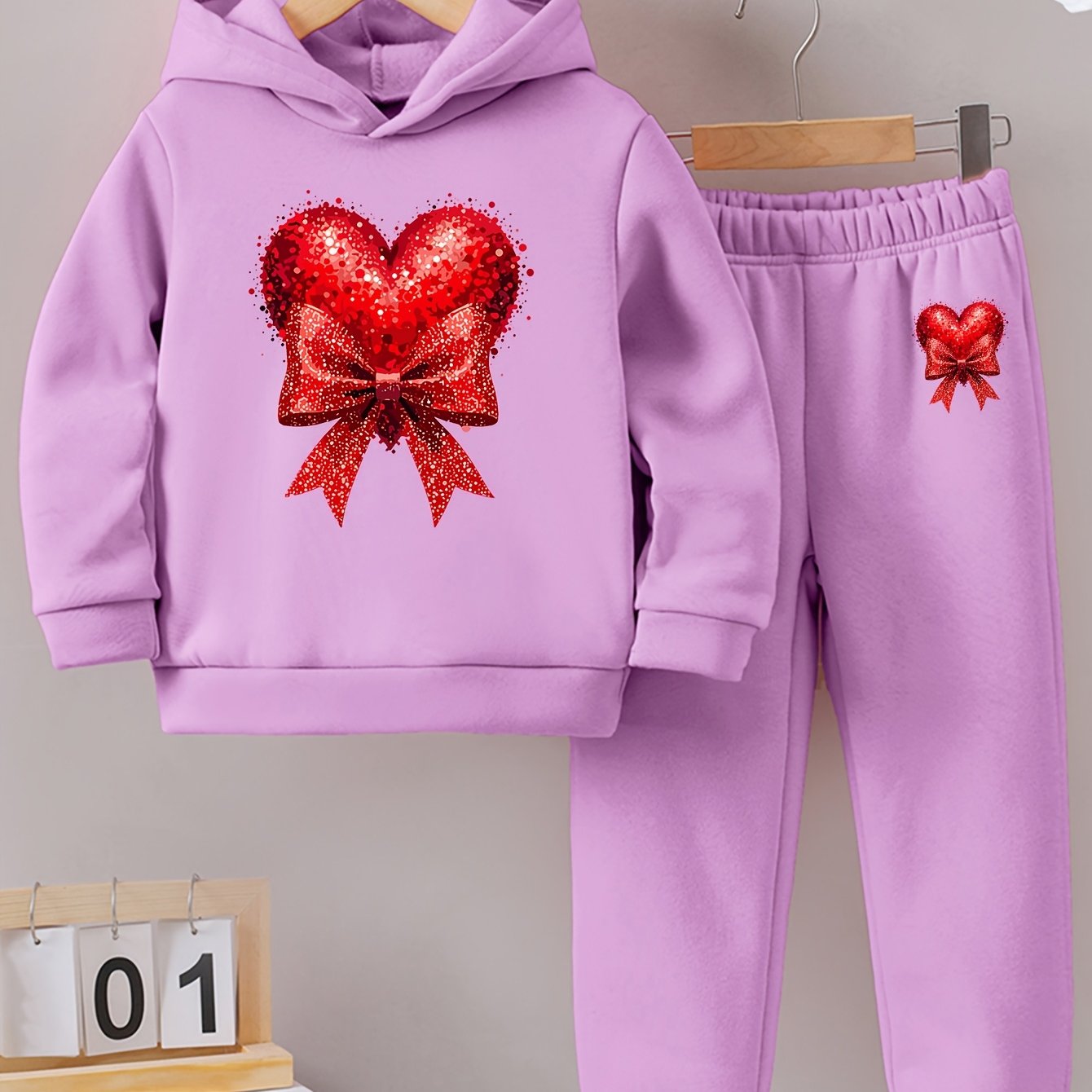 Girls' Autumn and Winter Thickened Hoodie Sports Two-Piece Set, Red Heart Bow Print Hoodie + Pants Outfit, Soft Light Beige-Friendly Fabric, Comfortable Warm Non-Shedding, Suitable for Outdoor Play, School, Holiday Gatherings