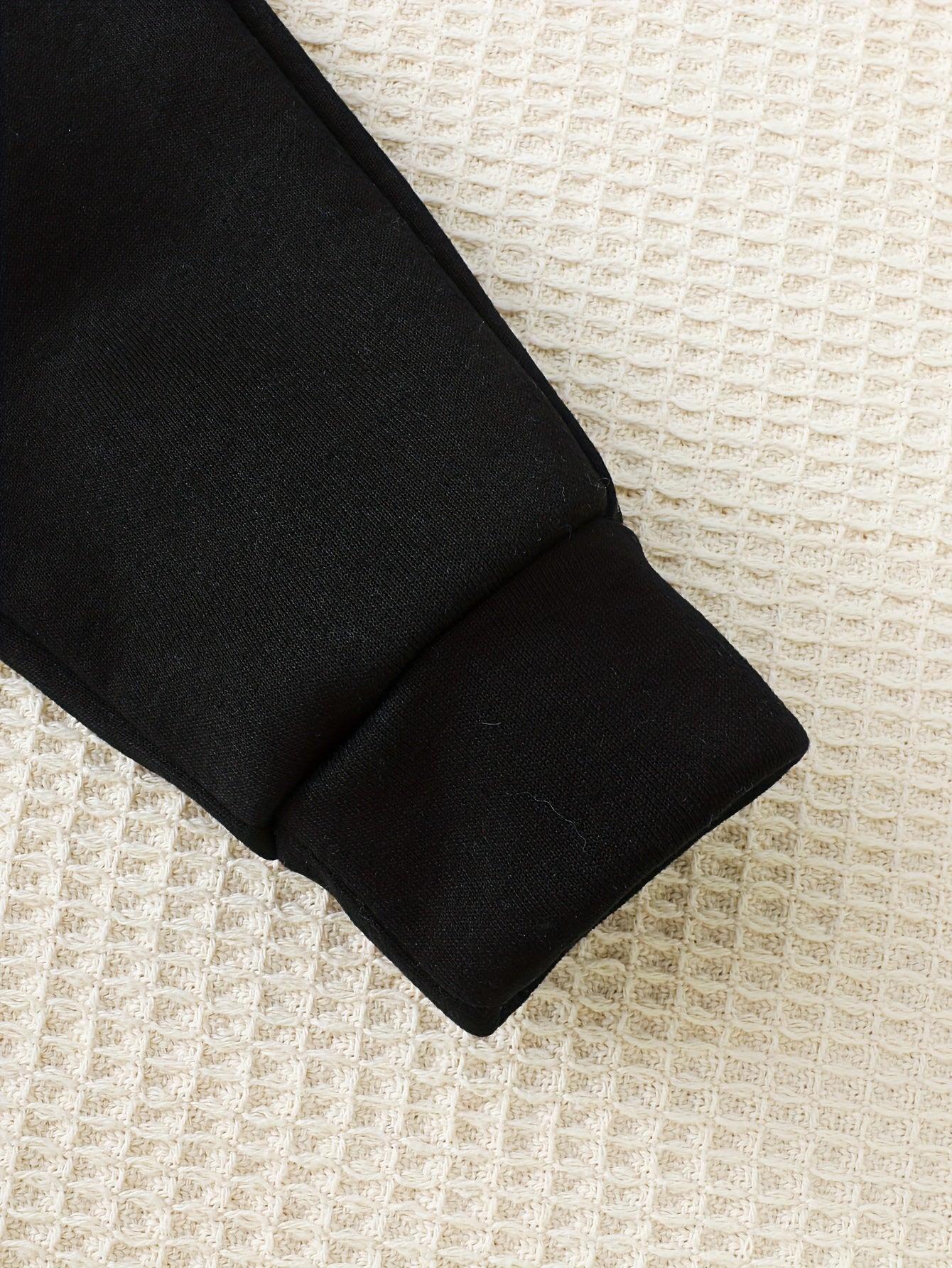 Warner Series Boys' Autumn/Winter New "Tom and Jerry" Series Set: Classic Nostalgic Yellow Top with Tom and Jerry Letter Print and Black Warm Fleece-Lined Pants, 2-Piece Casual Comfortable Everyday Outfit