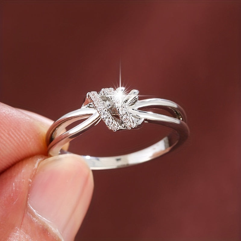 Elegant Women's Geometric Synthetic Zirconia Ring
