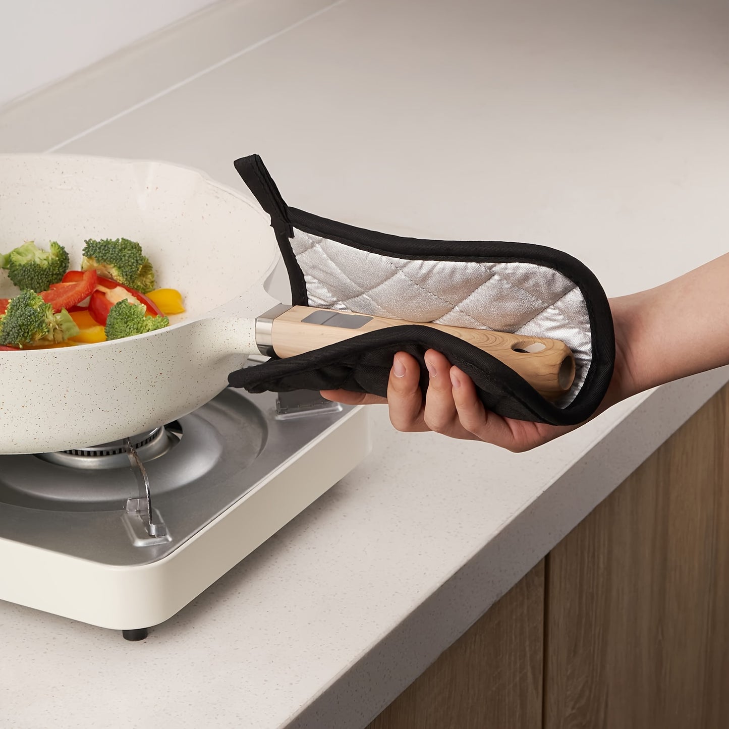 4-Pack Kitchen Pot Holders, High Heat Resistant Quilted Thick Fleece Hot Pot Stands Set, Washable Tripod for Cooking and Baking, 16.0x16.0 cm, Polyester 100% - Red