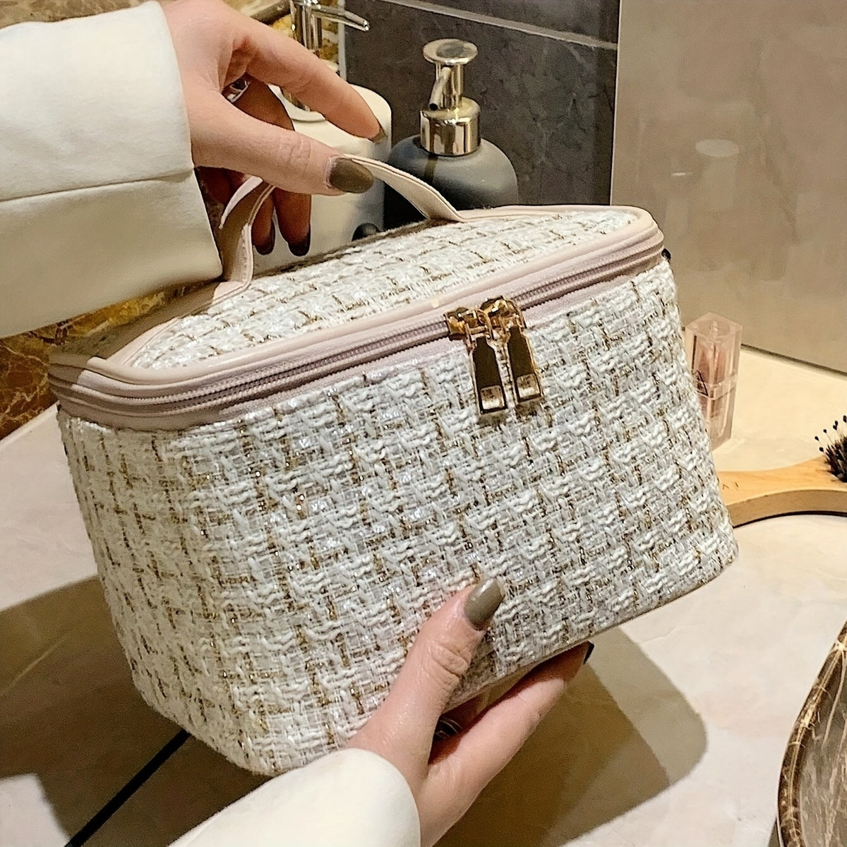 Beige Plaid Large-Capacity Travel Toiletry Bag for Women