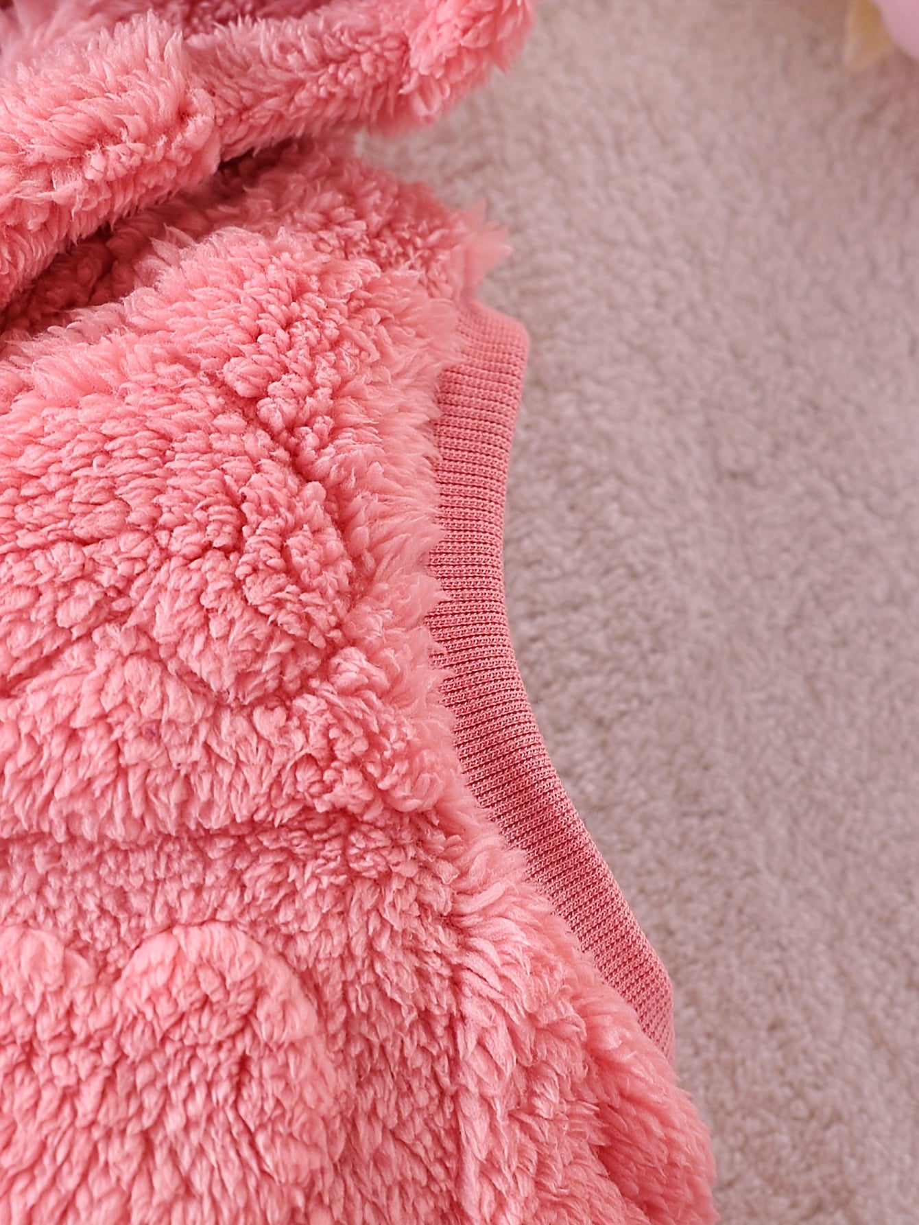 3pcs Girls' Baby Fashion Casual Jacquard Heart Plush Hooded Vest and Heart Embroidered Plush Pullover Top and Jacquard Heart Plush Drawstring Pants for Autumn/Winter, Perfect for Outdoor