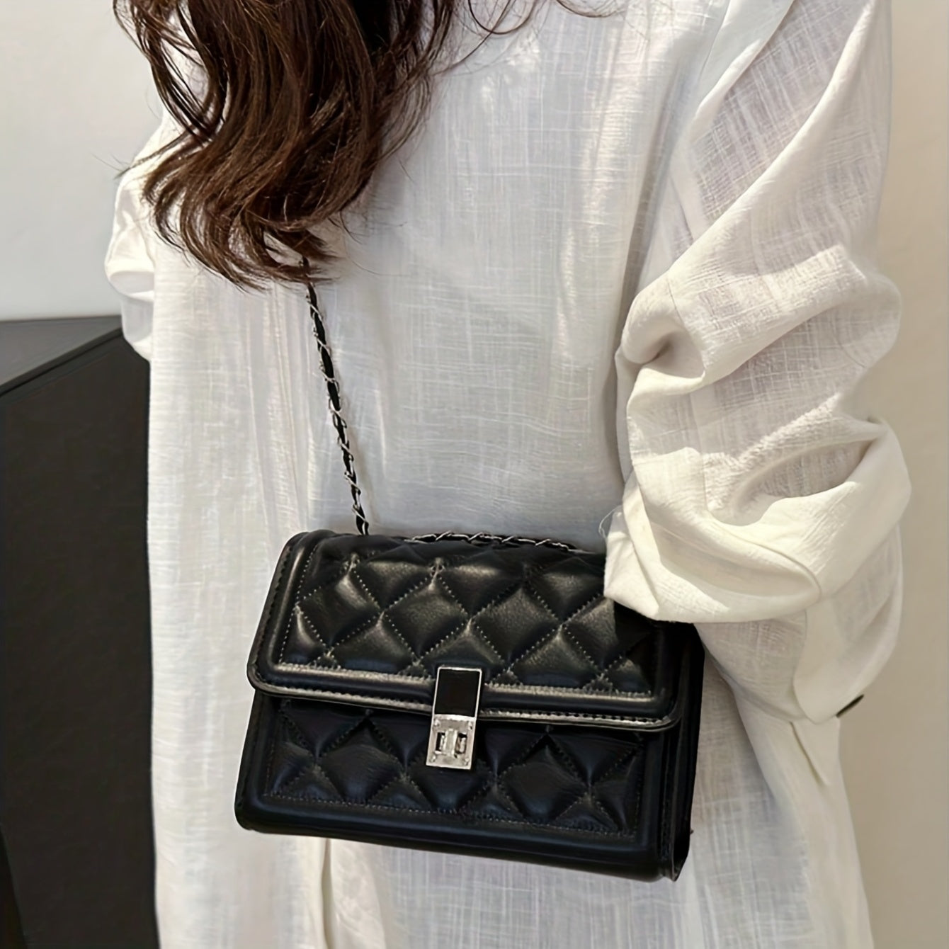 Women' Elegant Black Handbag with Rotating Lock Closure & Chain Strap - Convertible Crossbody/Shoulder Bag Suitable for, Travel, Daily Use - Durable Structured Wallet-Purse with Chain Strap Accessory ()