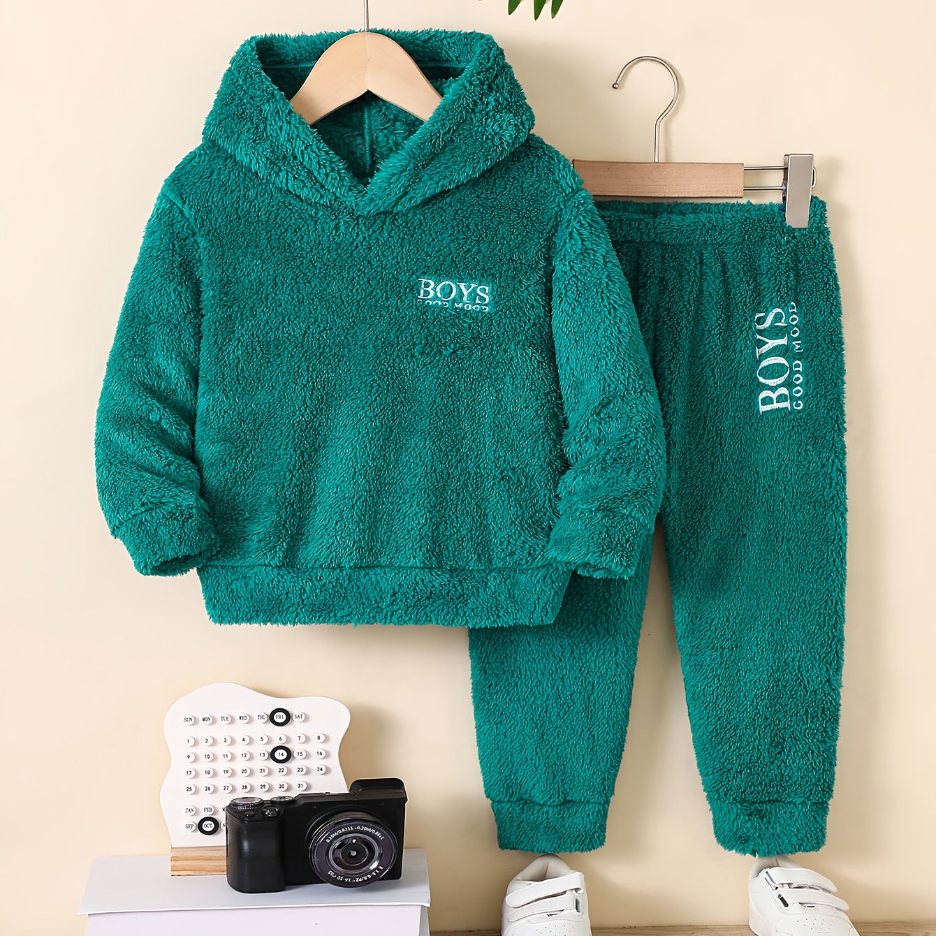 Boys' Autumn/Winter Simple Plush Warm Letter Print Hooded Sweatshirt Top + Thermal Jogger Pants Set for Outdoor Play, Long-Sleeve Cold Weather Two-Piece, Perfect for Outdoor