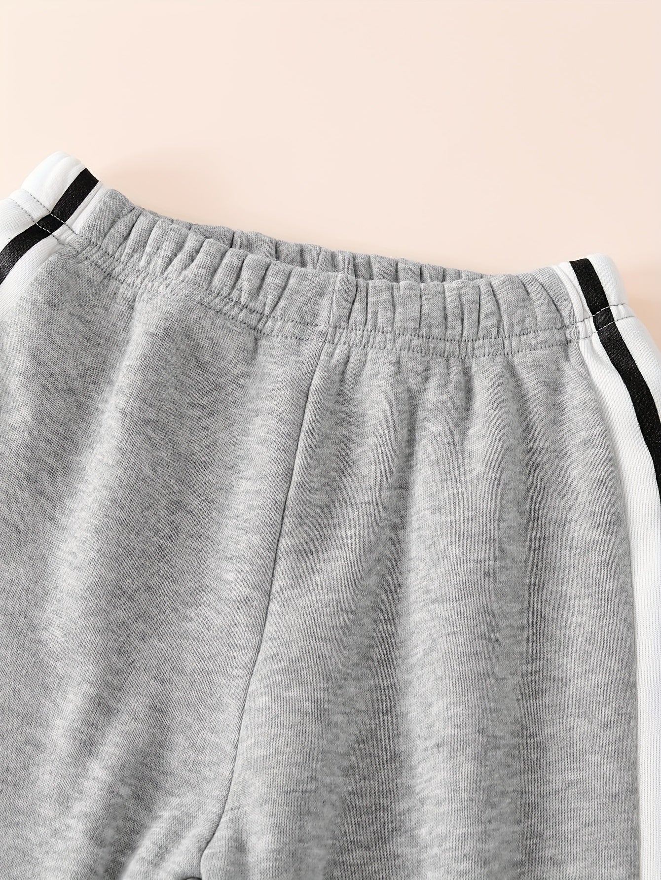 New Autumn And Winter Set: Classic And Stylish Button-Up Baseball Jacket with Letter Pattern Print on The Sleeves, Paired with Pants Featuring Black And White Stripes And Thickened Fleece for Warmth. This Comfortable And Vers