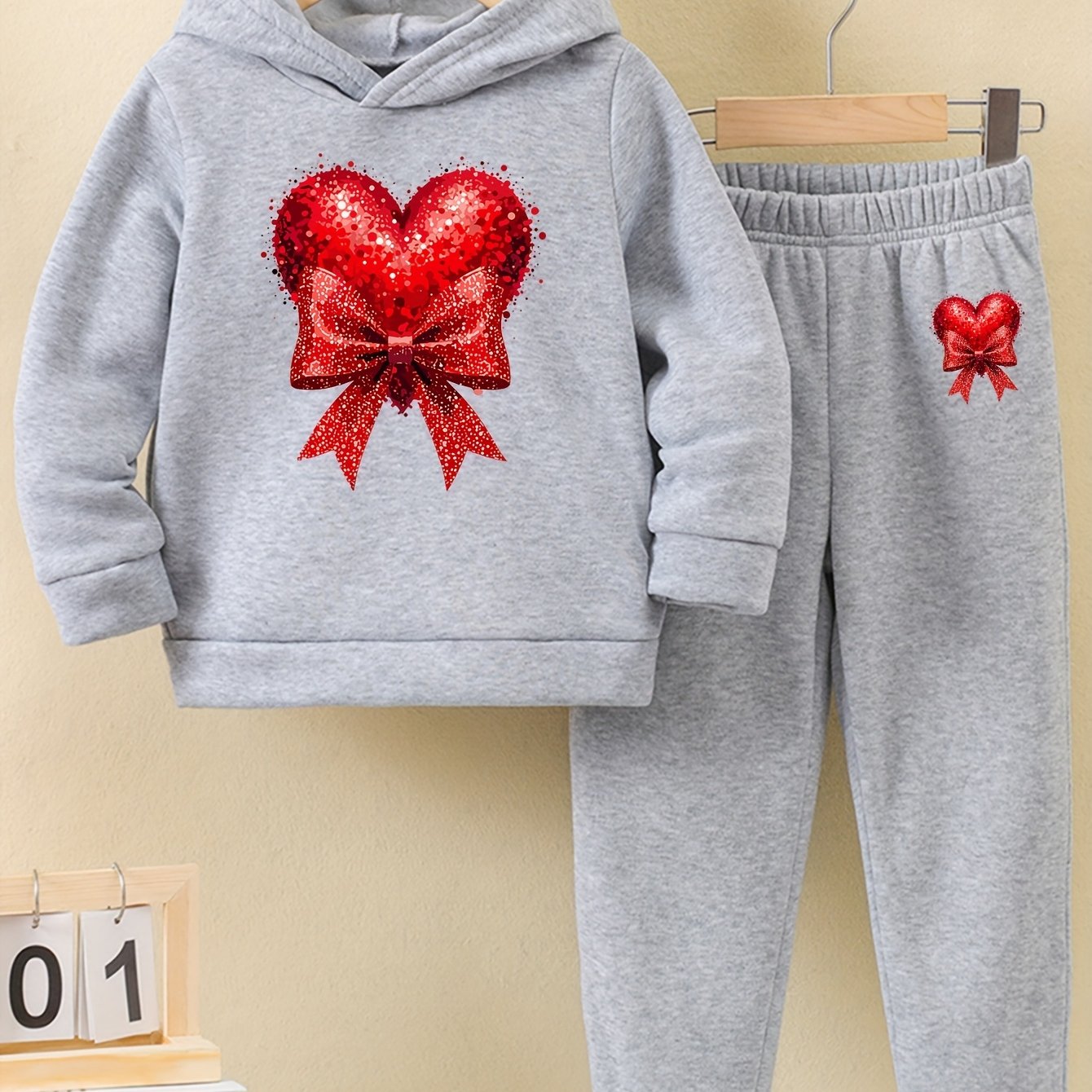 Girls' Autumn and Winter Thickened Hoodie Sports Two-Piece Set, Red Heart Bow Print Hoodie + Pants Outfit, Soft Light Beige-Friendly Fabric, Comfortable Warm Non-Shedding, Suitable for Outdoor Play, School, Holiday Gatherings