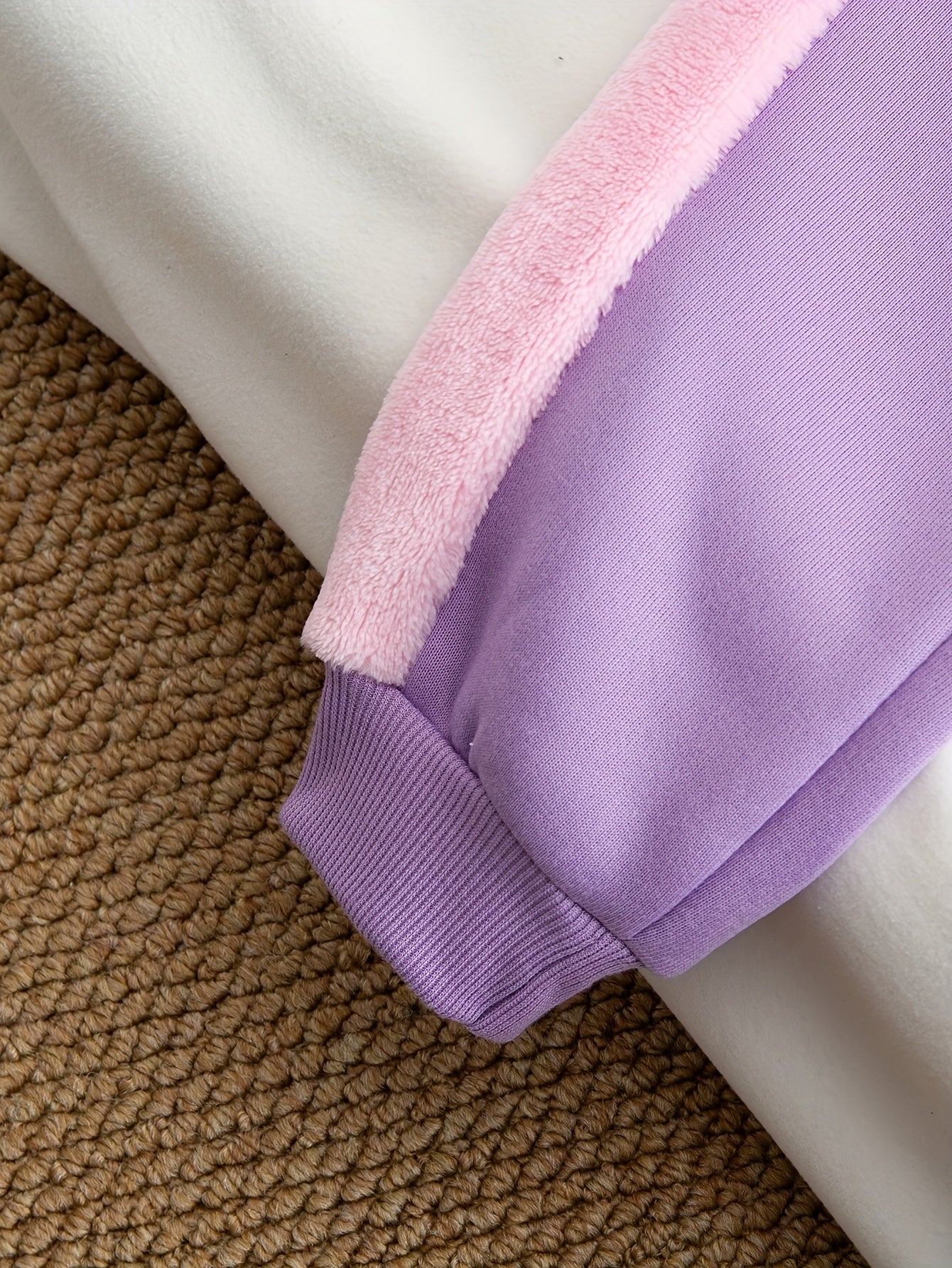 Autumn And Winter Girls' Fashion New Style Simple And Versatile Elegant Heart-Shaped Pattern Splicing Embroidery Bow Decoration Round Neck Long-Sleeved Top + Slim Stretch Leggings Casual Sports Two-Piece Set, Suitable for Out