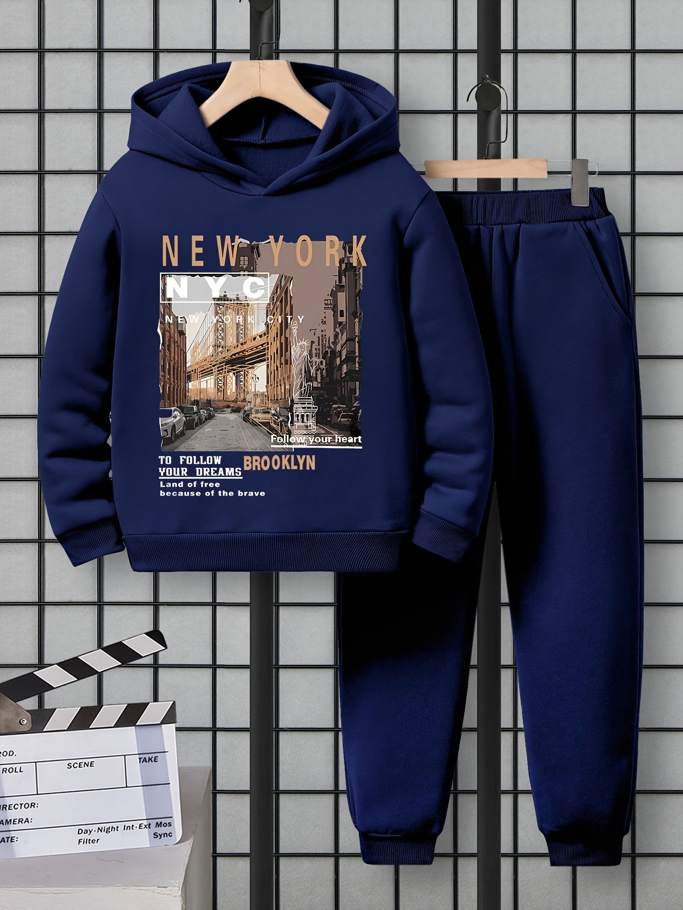 Boys' Fashionable Hooded Fleece-Lined Warm Long-Sleeve Sweatshirt with Scenic Print + Straight-Leg Comfortable Loose Pants Winter Outing Two-Piece Set, Perfect for Outdoor
