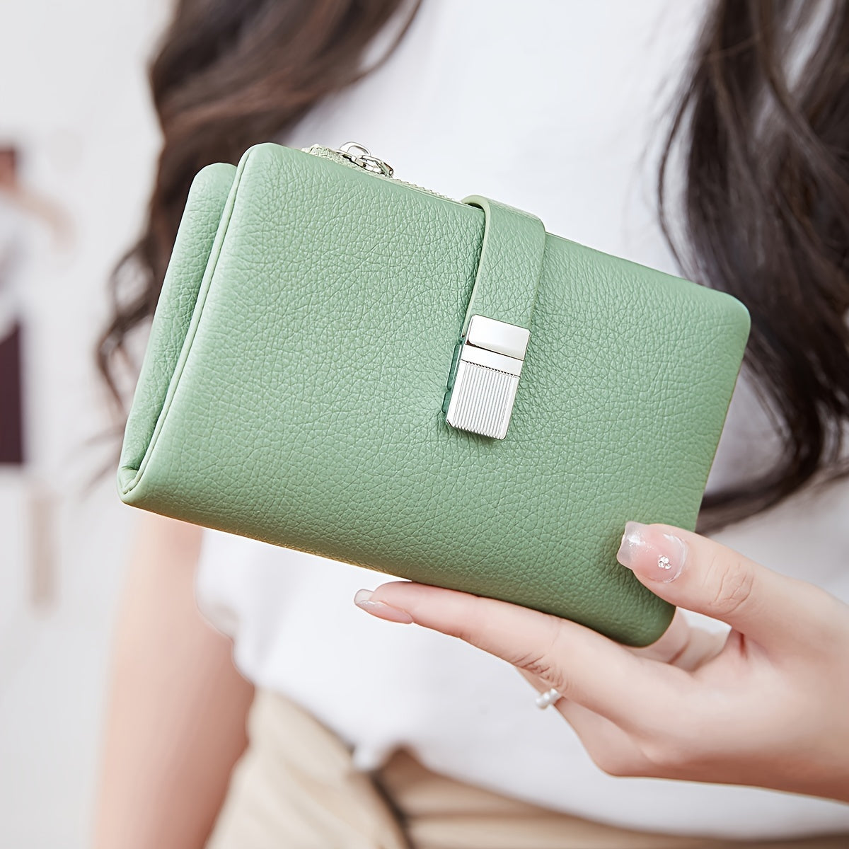 A Compact Trifold Wallet Made of Soft PU in a Solid Color, Featuring Metal Accents. It Includes a Zippered Coin Pocket, Card Slots, And an ID Window, Suitable for Credit Cards, ID Cards, Cash, And Coins. This Modern, Lightwei