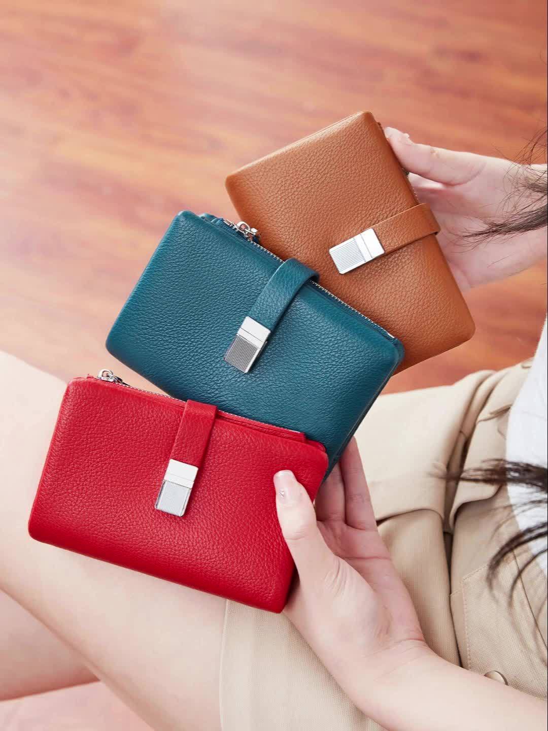 A Compact Trifold Wallet Made of Soft PU in a Solid Color, Featuring Metal Accents. It Includes a Zippered Coin Pocket, Card Slots, And an ID Window, Suitable for Credit Cards, ID Cards, Cash, And Coins. This Modern, Lightwei