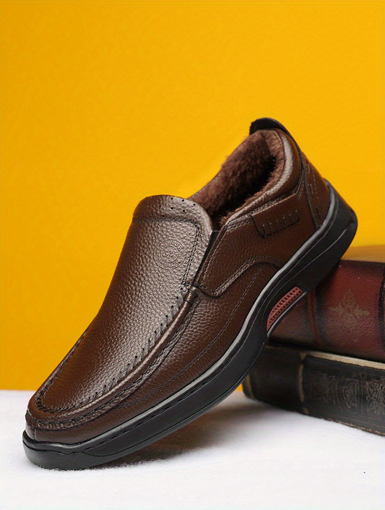 A Pair of Genuine Leather Men'S Shoes, Featuring Warm And Cozy Casual Leather Shoes with Plush Lining for Autumn And Winter. Made from High-Quality First-Layer Cowhide, The Shoe'S Surface Showcases a Delicate Texture That Hig