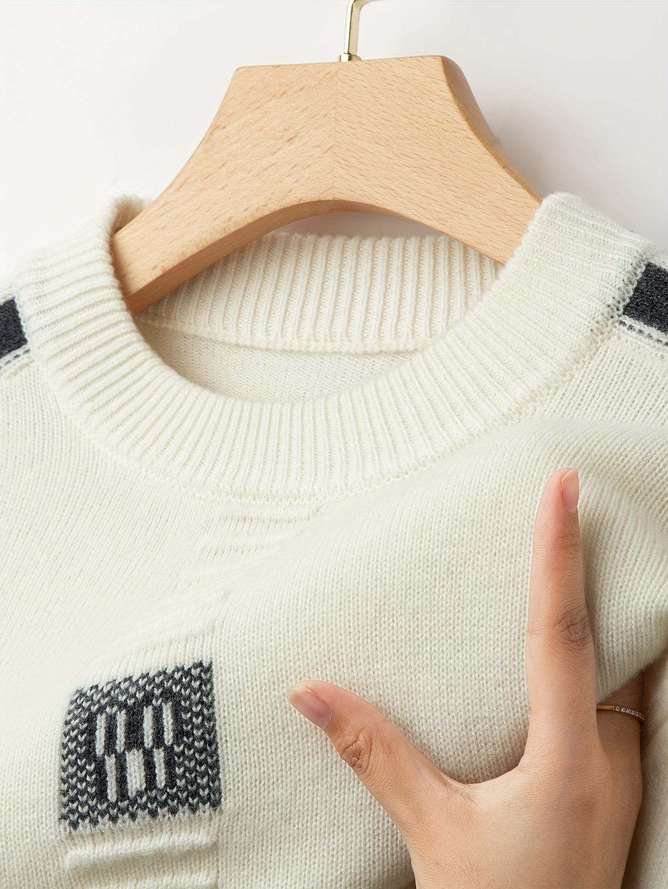 This Thick, Round-Neck Long-Sleeve Sweater for Men Features a Soft And Comfortable Design with Stylish Striped Edges, Perfect for Outdoor Gatherings And Everyday Wear, And Can Be Layered