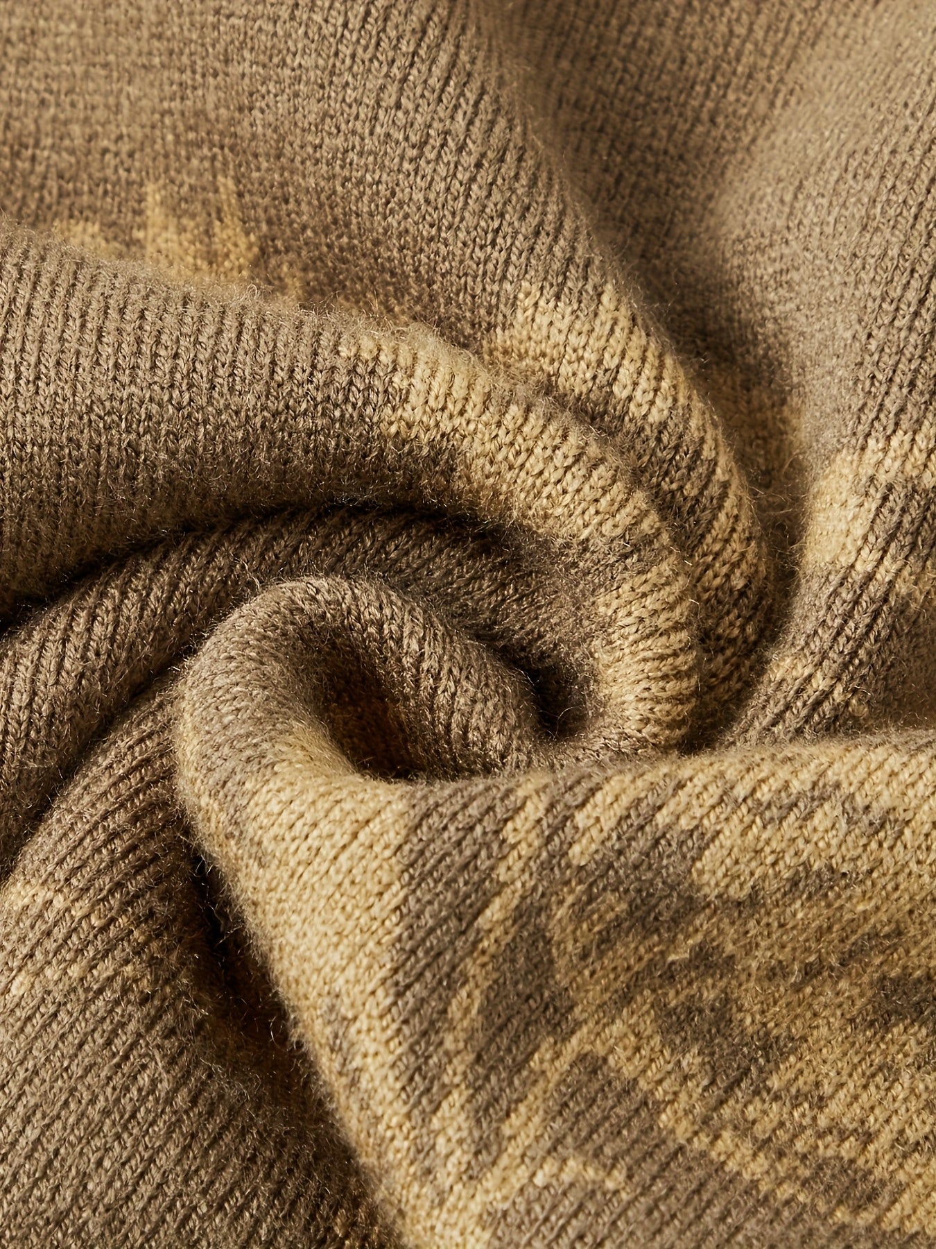 The New Autumn And Winter Collection Features a Men'S Long-Sleeve Knitted Pullover with a Floral Pattern, Designed with Ribbed Details. This Casual And Stylish Sweater Is Perfect for Everyday Wear During The Fall And Winter S