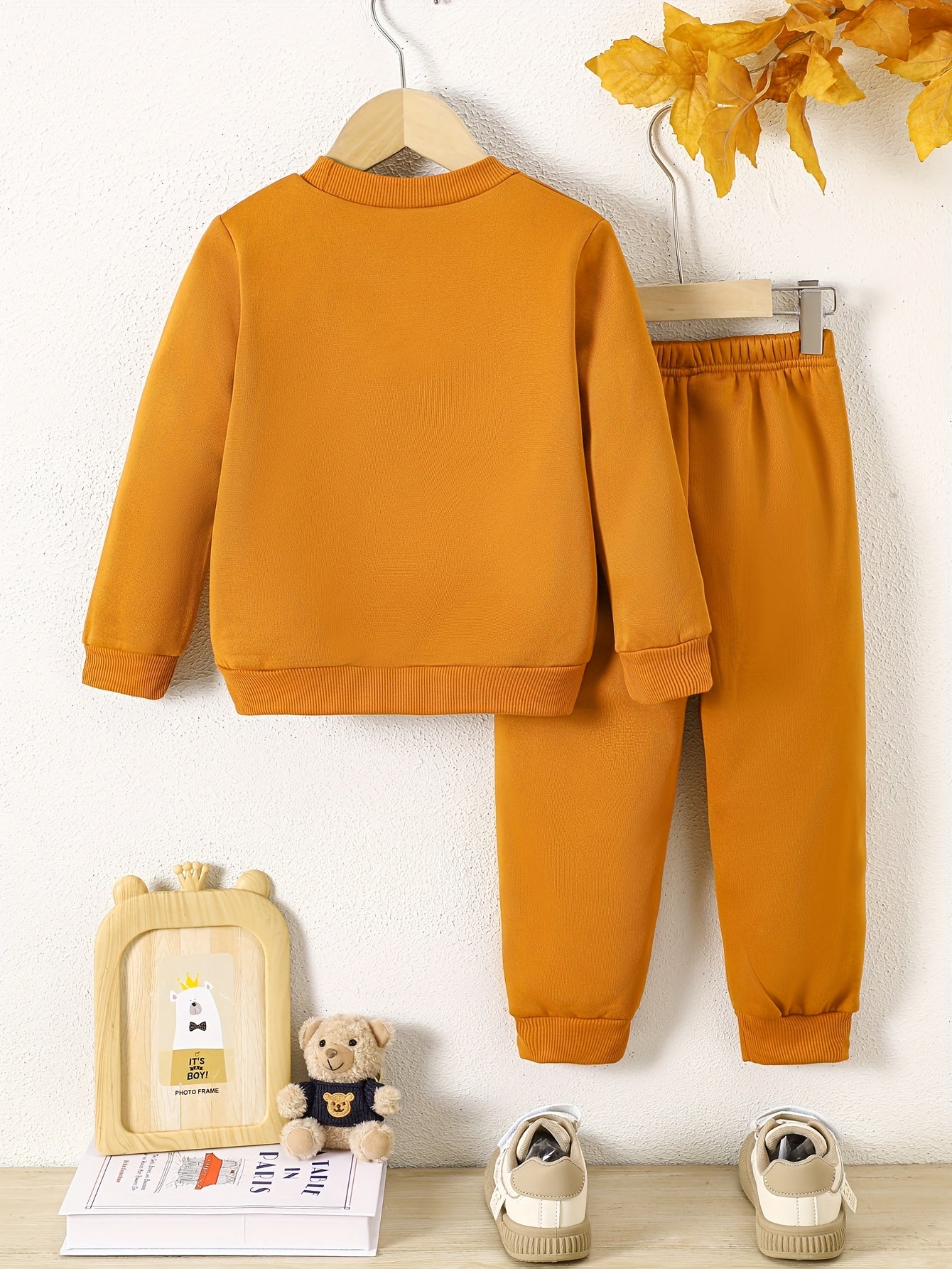 2pcs, Boys' Round Neck Sweatshirt Set, Suitable for Boys Aged 1-8, Fashionable Cartoon Bear Patch, Slightly Stretchy Fabric, Warm Fleece-Lined for Autumn and Winter, Ideal for Casual Sports Wear, Minimalist Style Perfect as a