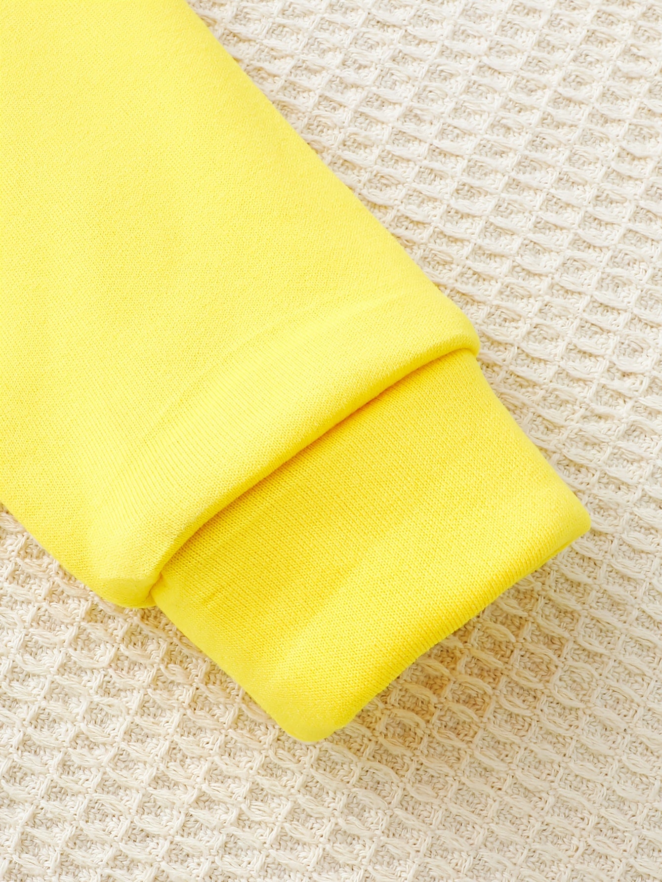 Warner Series Boys' Autumn/Winter New "Tom and Jerry" Series Set: Classic Nostalgic Yellow Top with Tom and Jerry Letter Print and Black Warm Fleece-Lined Pants, 2-Piece Casual Comfortable Everyday Outfit