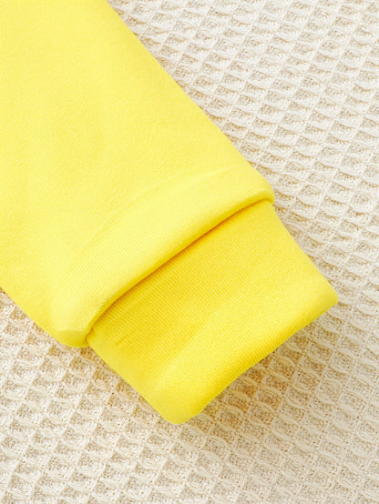 Warner Series Boys' Autumn/Winter New "Tom and Jerry" Series Set: Classic Nostalgic Yellow Top with Tom and Jerry Letter Print and Black Warm Fleece-Lined Pants, 2-Piece Casual Comfortable Everyday Outfit