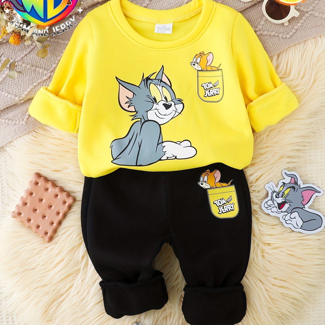 Warner Series Boys' Autumn/Winter New "Tom and Jerry" Series Set: Classic Nostalgic Yellow Top with Tom and Jerry Letter Print and Black Warm Fleece-Lined Pants, 2-Piece Casual Comfortable Everyday Outfit