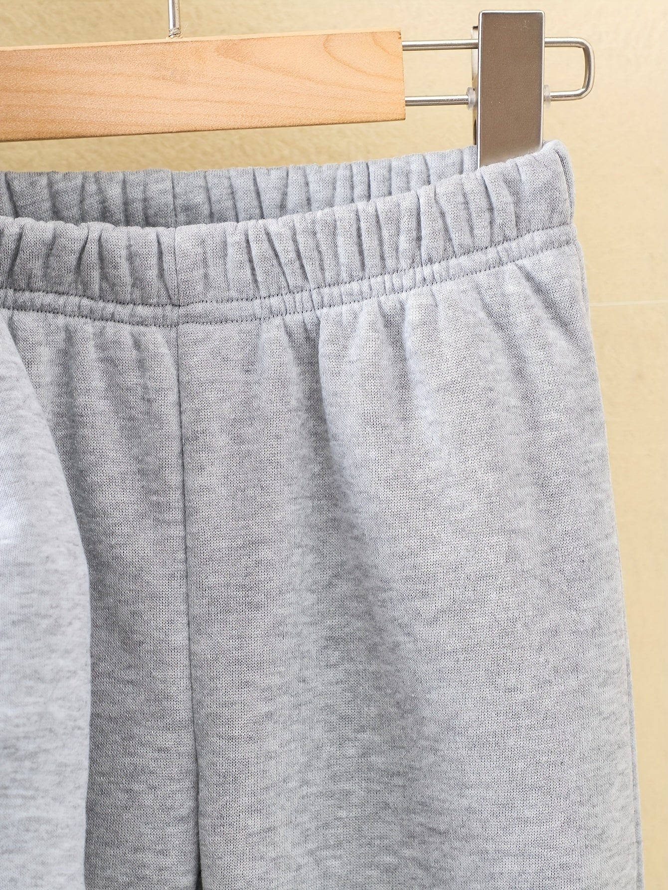 Girls' Autumn and Winter Thickened Hoodie Sports Two-Piece Set, Red Heart Bow Print Hoodie + Pants Outfit, Soft Light Beige-Friendly Fabric, Comfortable Warm Non-Shedding, Suitable for Outdoor Play, School, Holiday Gatherings