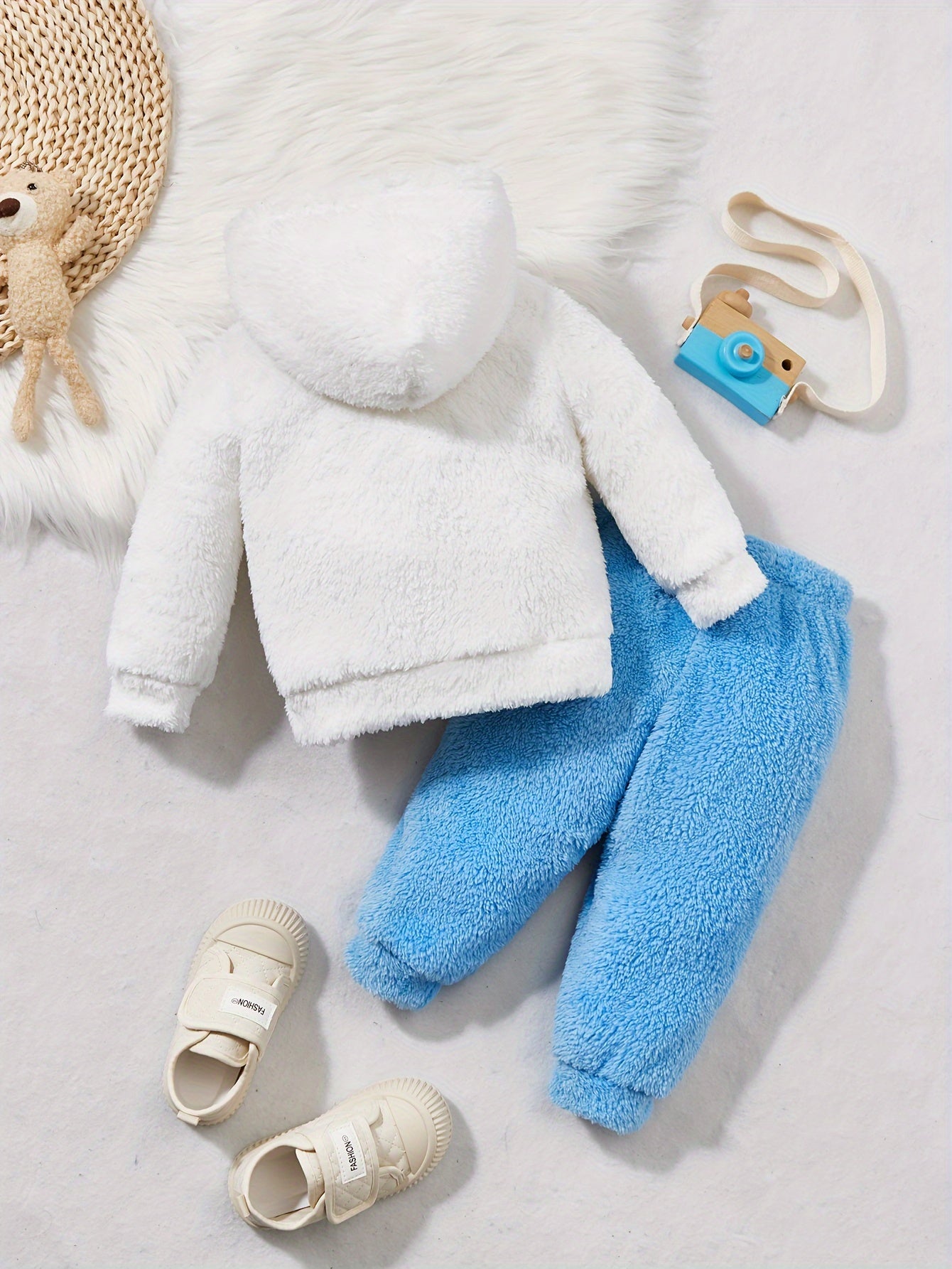 Boys' Autumn and Winter Fashionable Casual Simple Cute Warm Solid Color Plush Bear Embroidered Hoodie Long Pants Two-Piece Set, Perfect for Outdoor