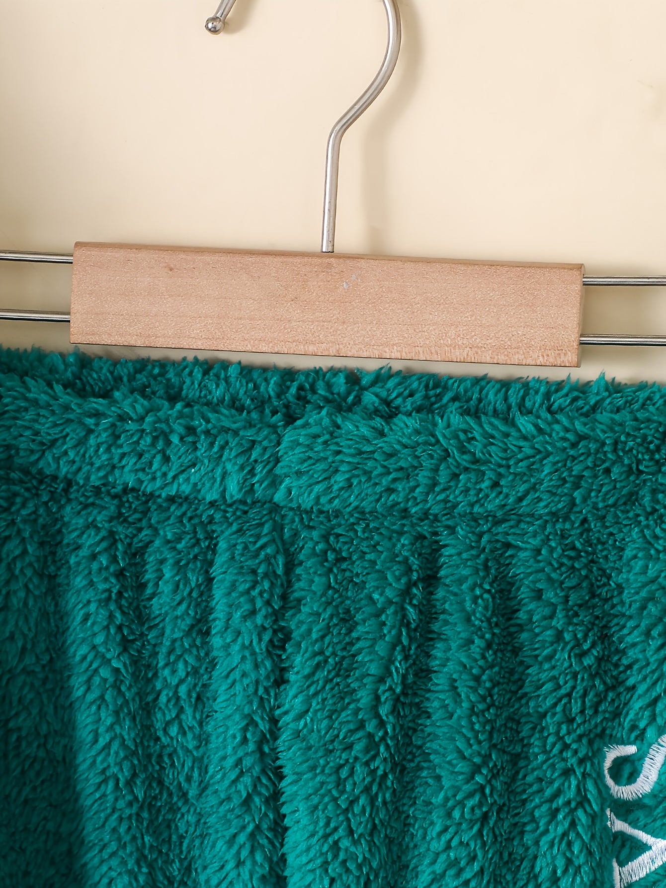 Boys' Autumn/Winter Simple Plush Warm Letter Print Hooded Sweatshirt Top + Thermal Jogger Pants Set for Outdoor Play, Long-Sleeve Cold Weather Two-Piece, Perfect for Outdoor