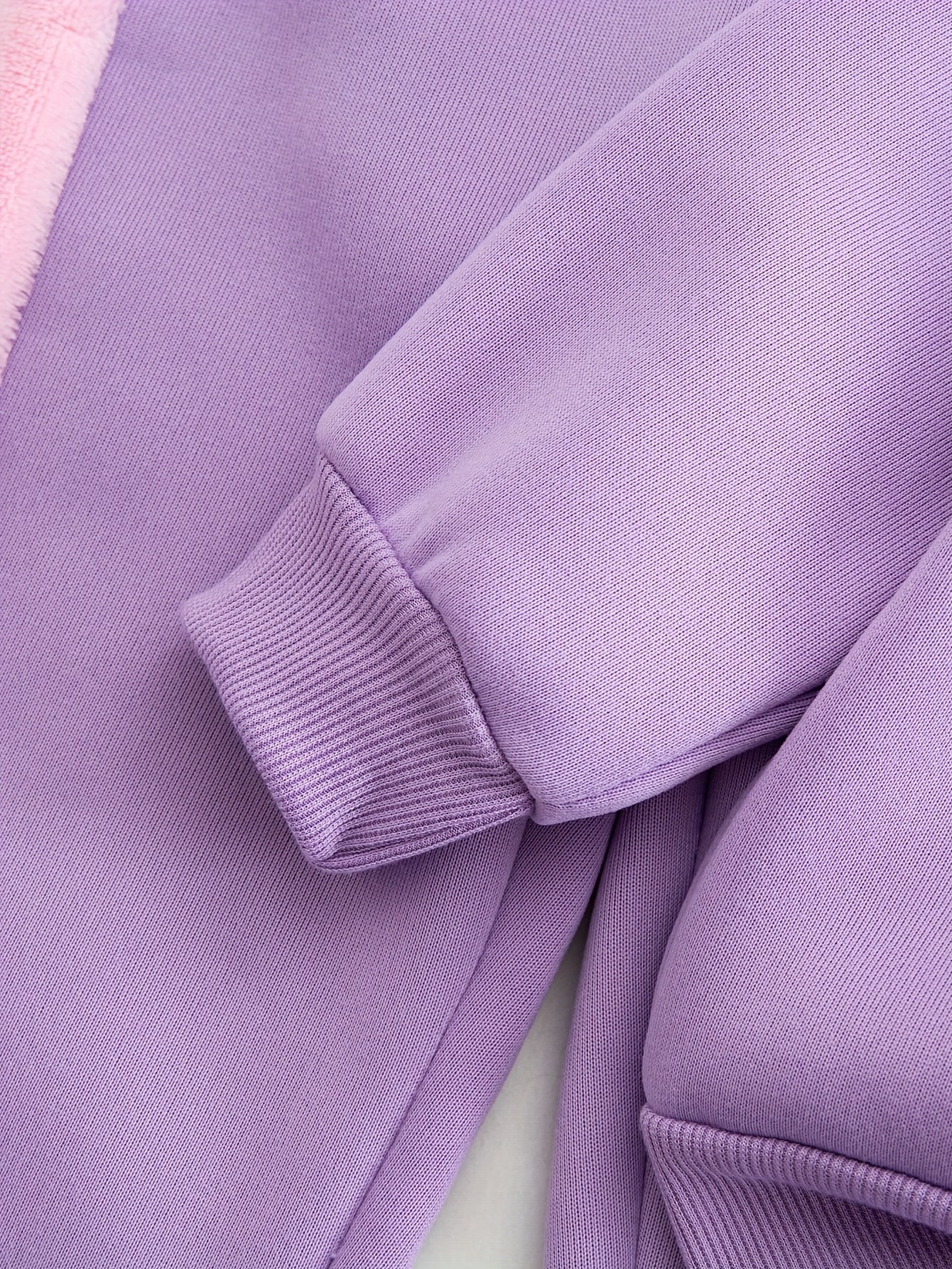 Autumn And Winter Girls' Fashion New Style Simple And Versatile Elegant Heart-Shaped Pattern Splicing Embroidery Bow Decoration Round Neck Long-Sleeved Top + Slim Stretch Leggings Casual Sports Two-Piece Set, Suitable for Out