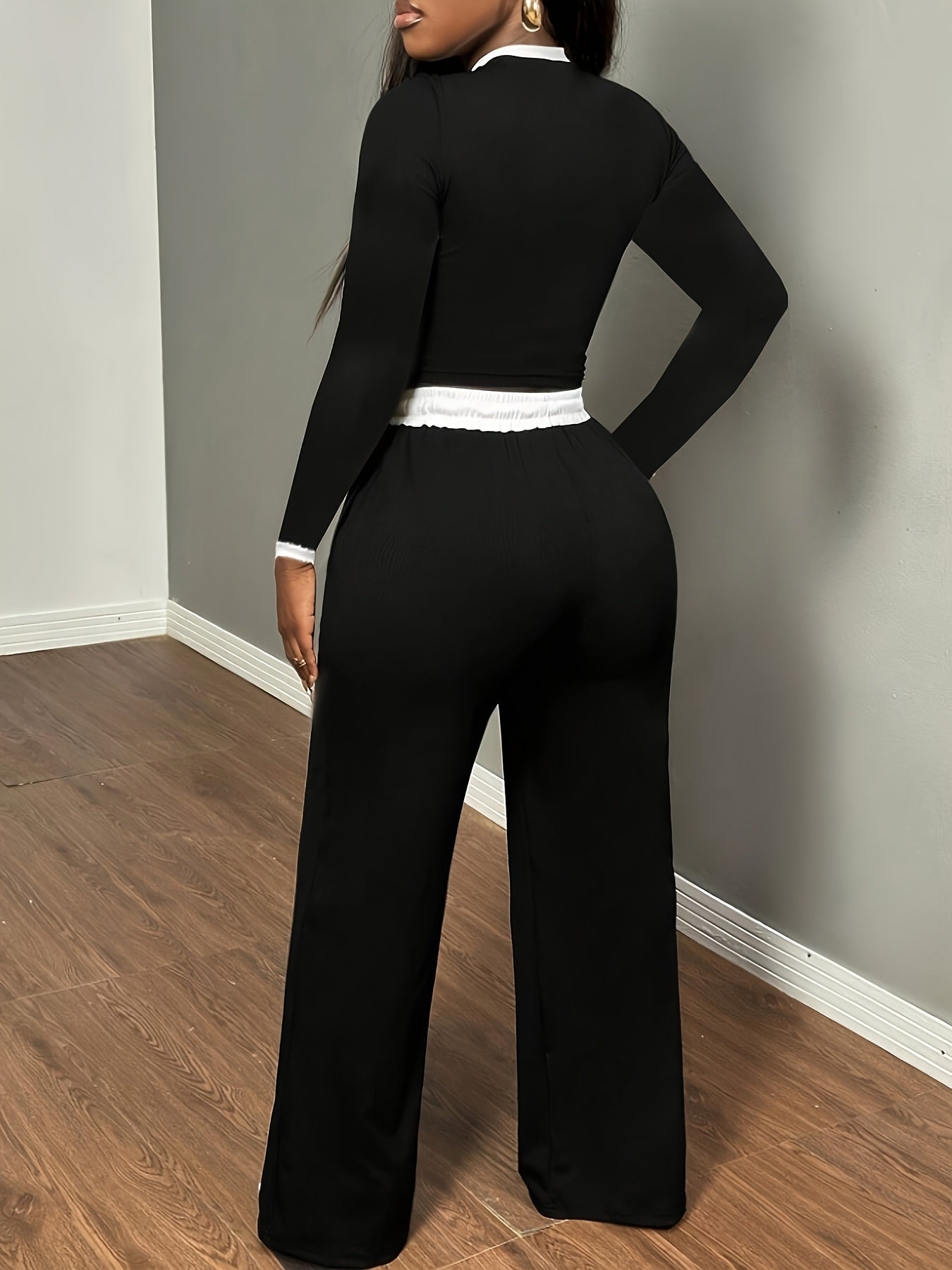 A Two-Piece Set Featuring a Sexy Color-Block Round-Neck Long-Sleeve T-Shirt Paired with High-Waisted Belted Trousers - ayq